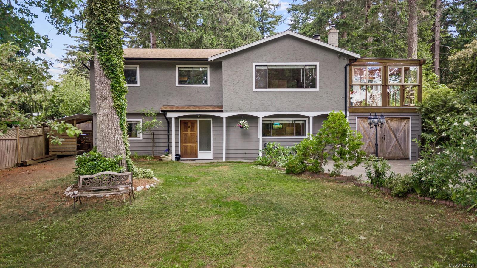 On a storybook cul-de-sac in an amazing Comox neighbourhood!