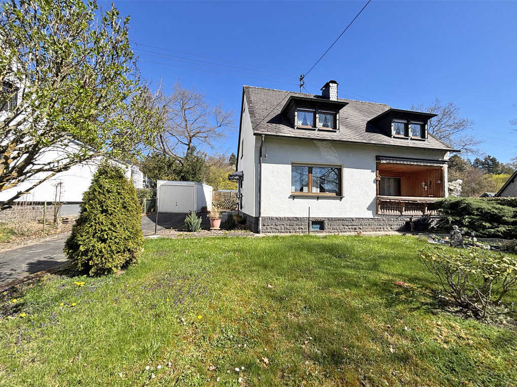 Solides Stadthaus im Grünen mit Garage und sonnigem Garten