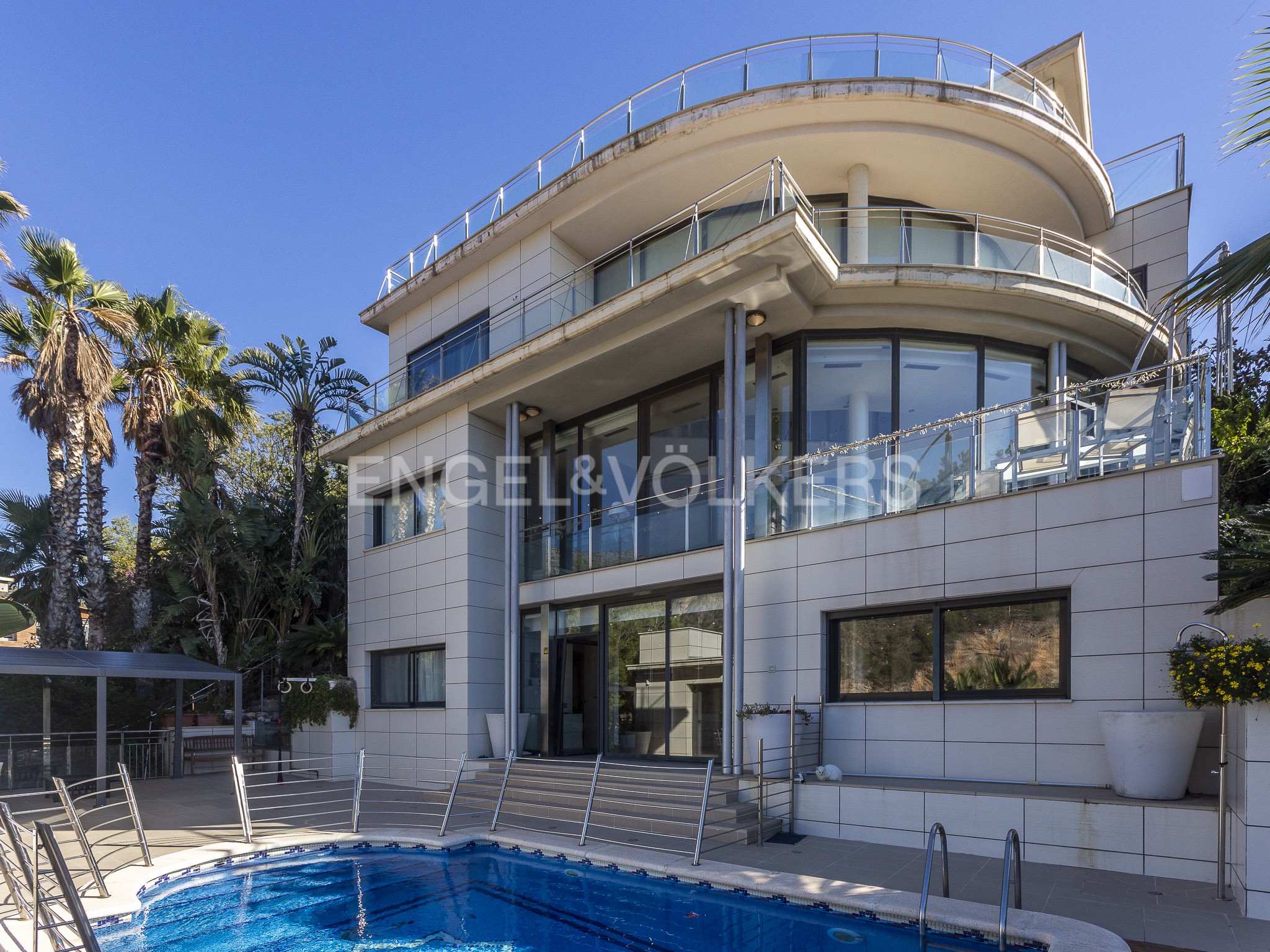 Oasis Mediterráneo: Exquisita Villa con Impresionantes Vistas