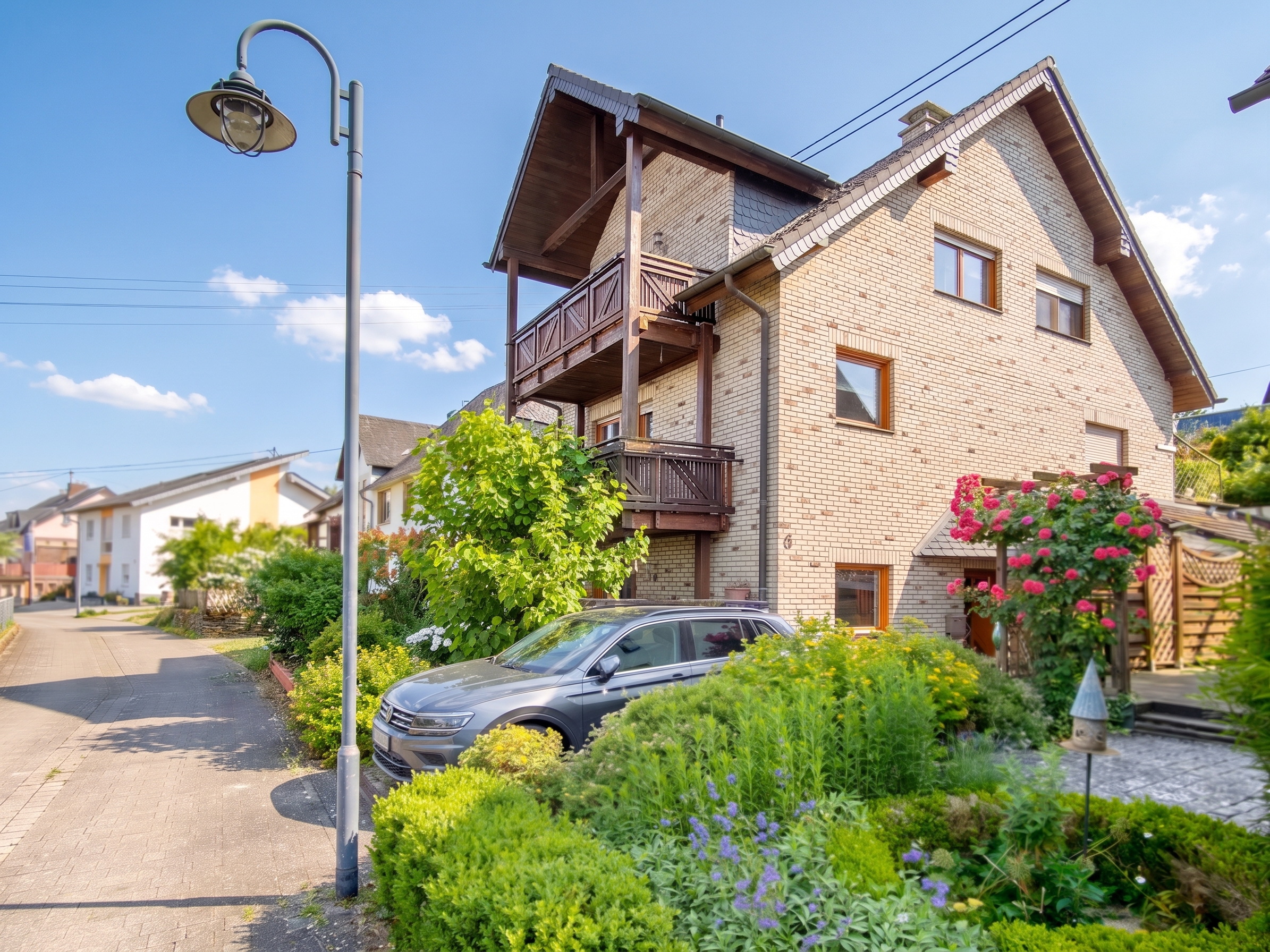 Einfamilienhaus mit Einliegerwohnung, Terrasse, kleinem Garten und Garage in ruhiger Lage