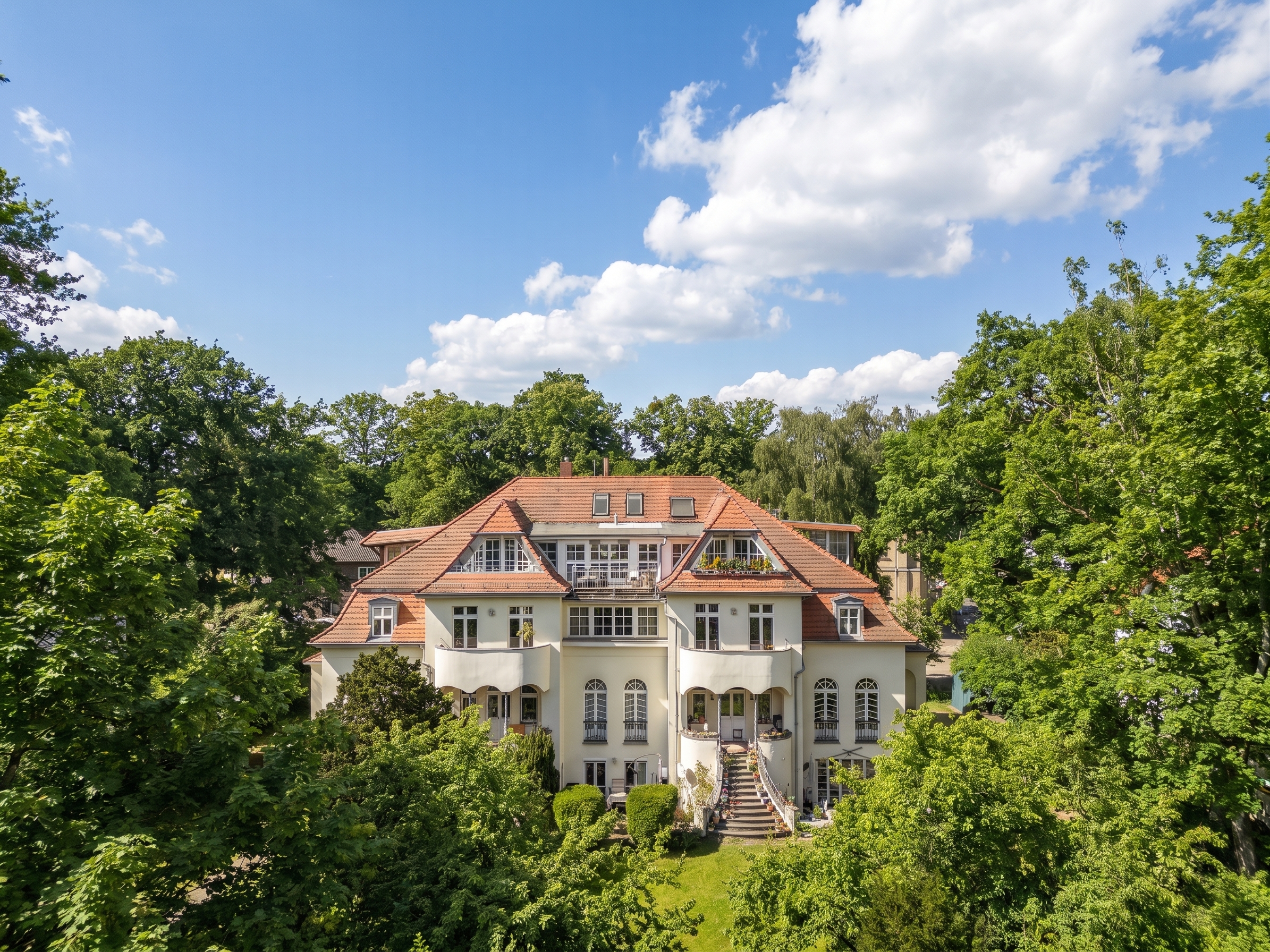 Eleganz trifft Geschichte: Traumhafte Altbauwohnung in klassizistischem Palais [KI-modifiziert]