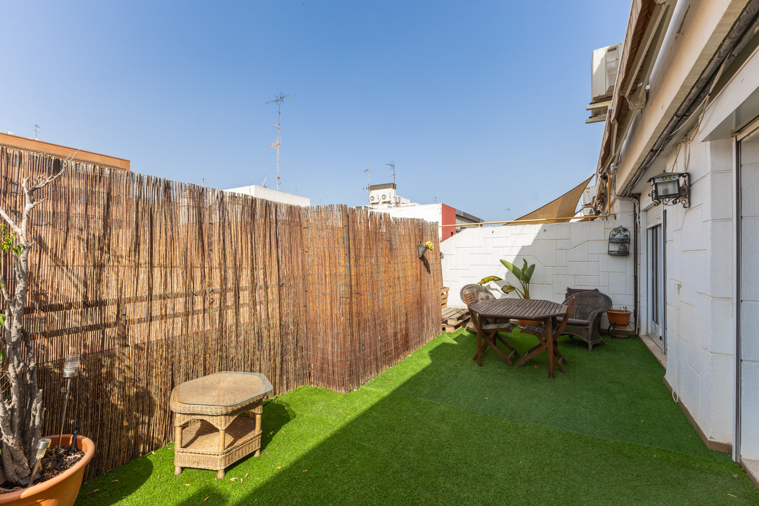 Bright penthouse with terrace in Mislata