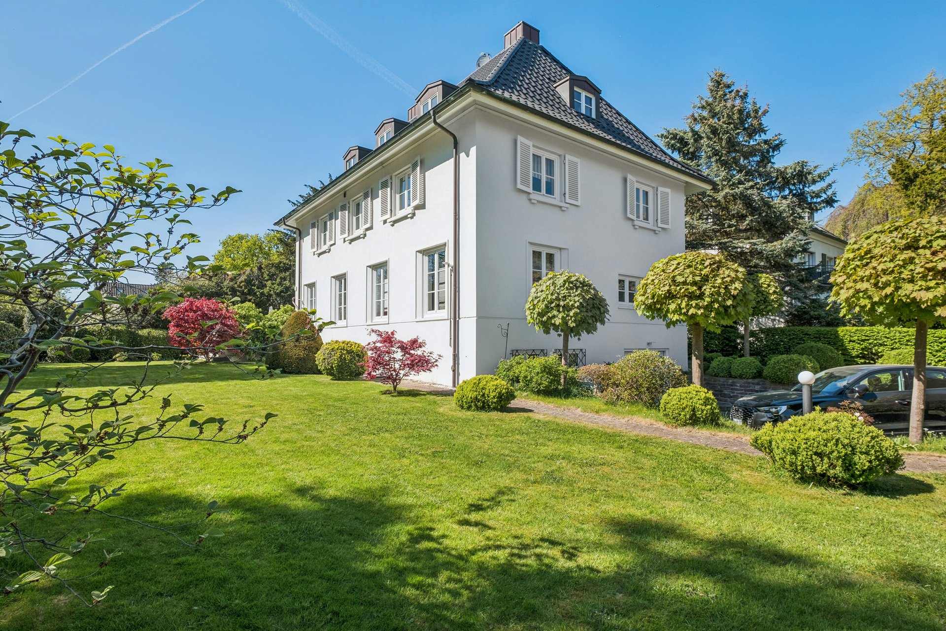 Exklusive Dachgeschosswohnung in einer Villa in den Elbvororten