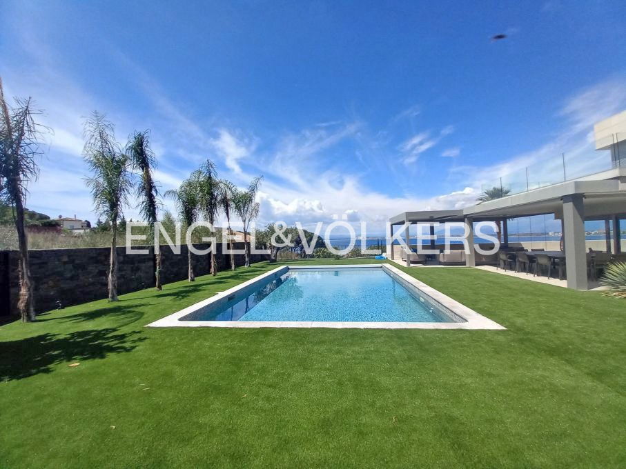 Lujosa y moderna villa sobre el puerto de Roses