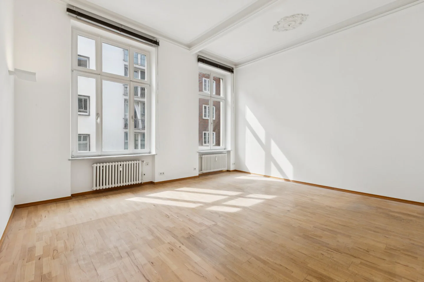 Stilvoller Altbau am Carlsplatz – eine echte Rarität - Foto 2