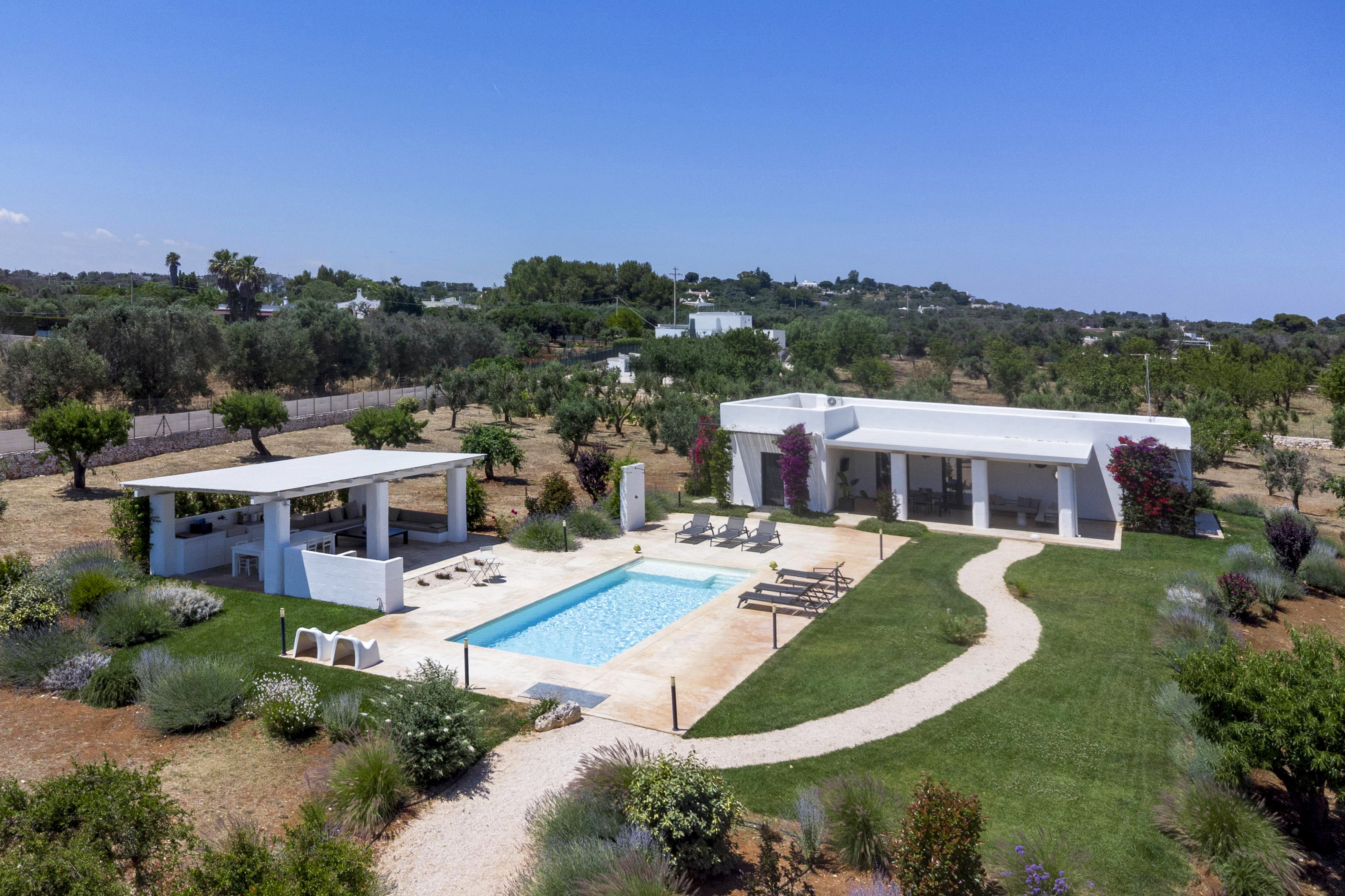 Villa contemporanea con piscina ad Ostuni