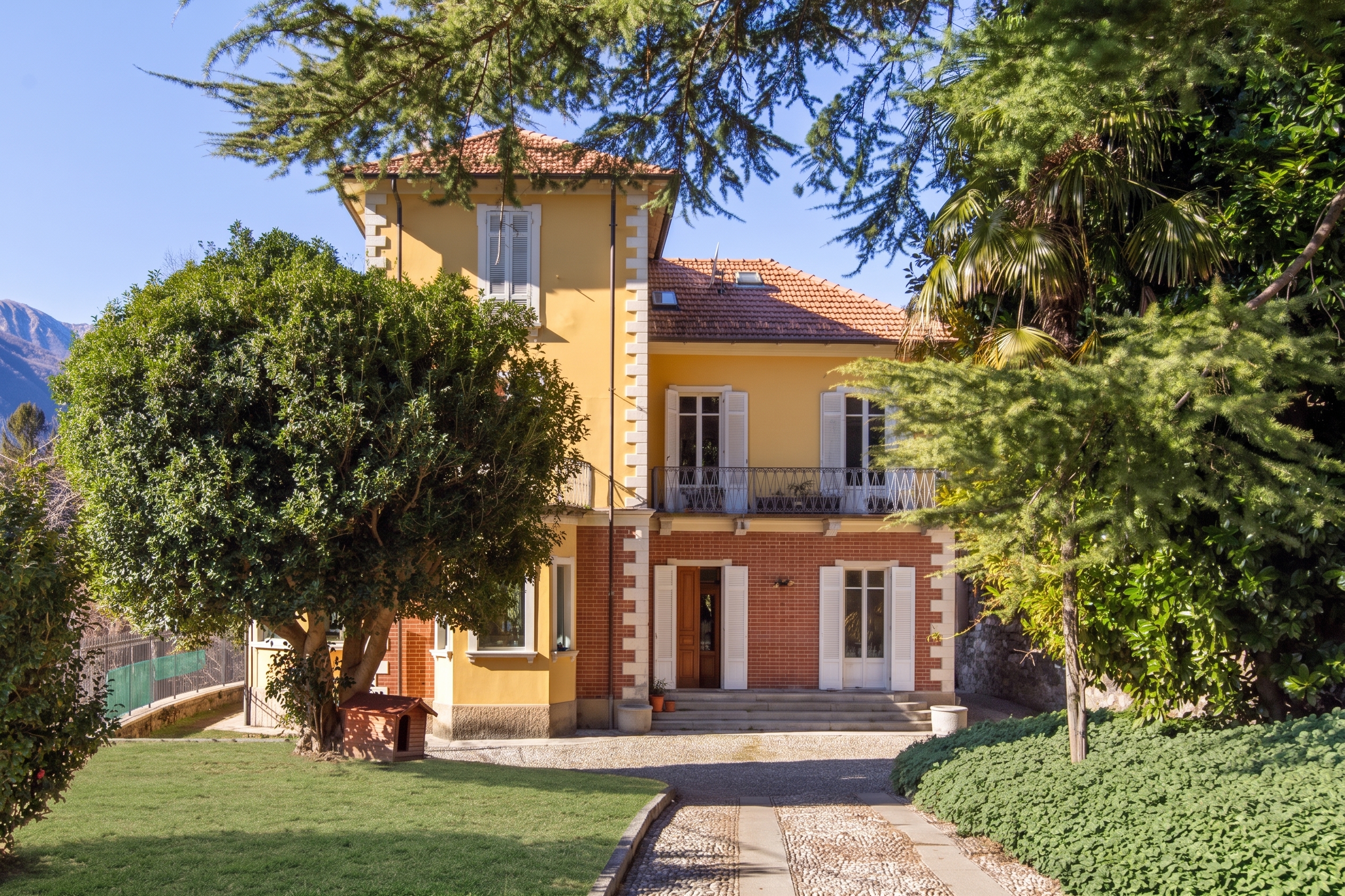 Romantic Villa with Garden on Lake Mergozzo