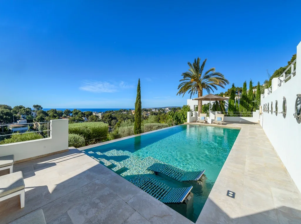 Villa mediterránea con vistas panorámicas al mar