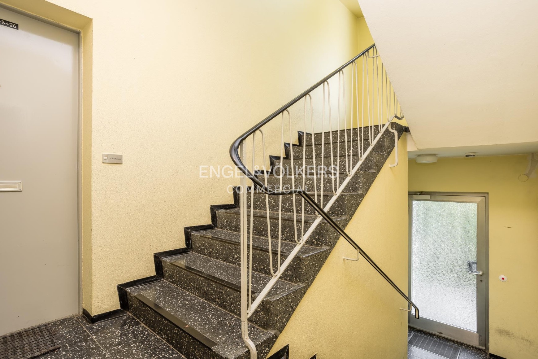 Well-maintained apartment building with 5 units and one vacancy in a quiet neighborhood in Lichterfeld