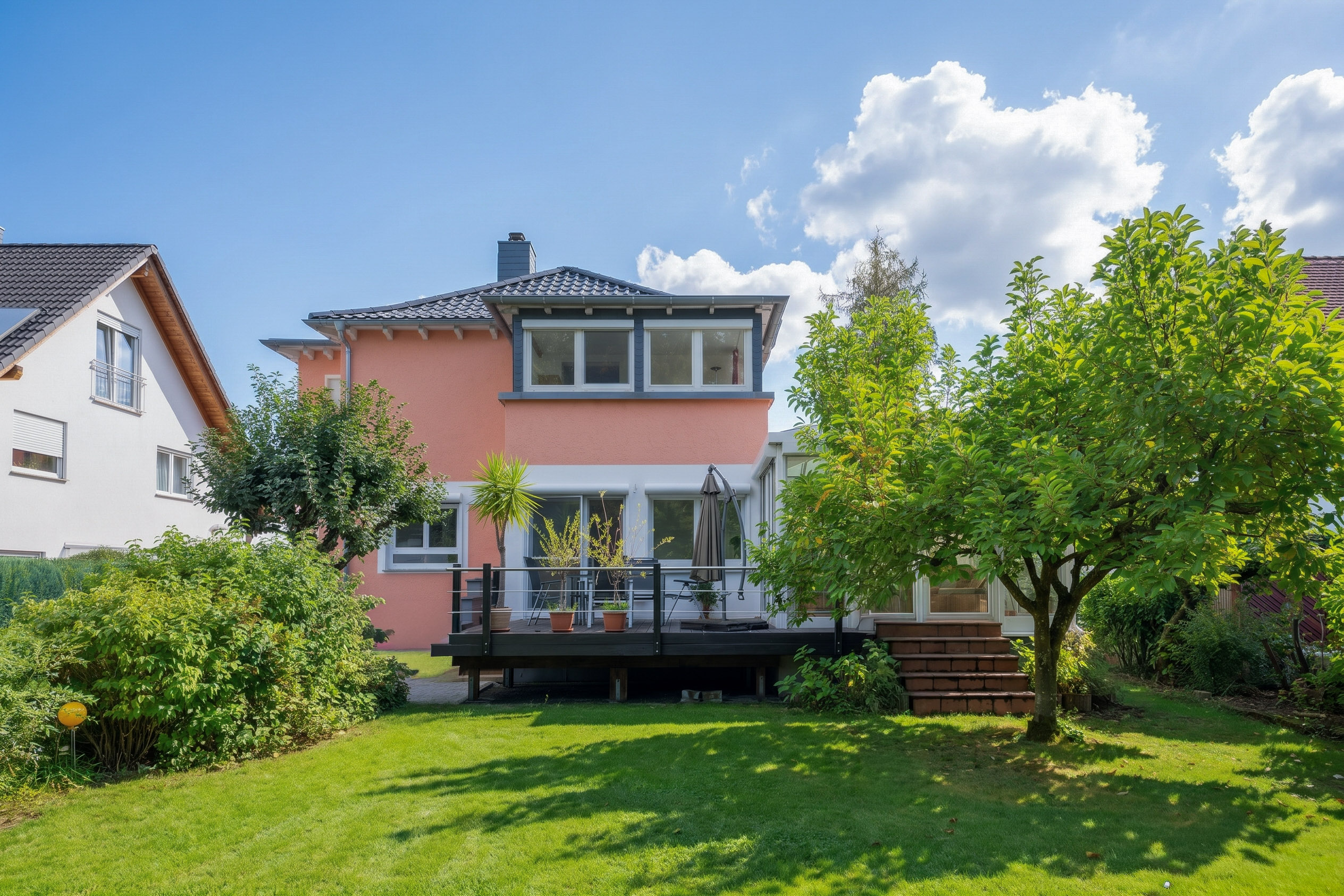 Ein Ort zum Ankommen: Freistehendes Haus mit Wintergarten, Kamin und Traum-Garten in Bestlage von Hofheim