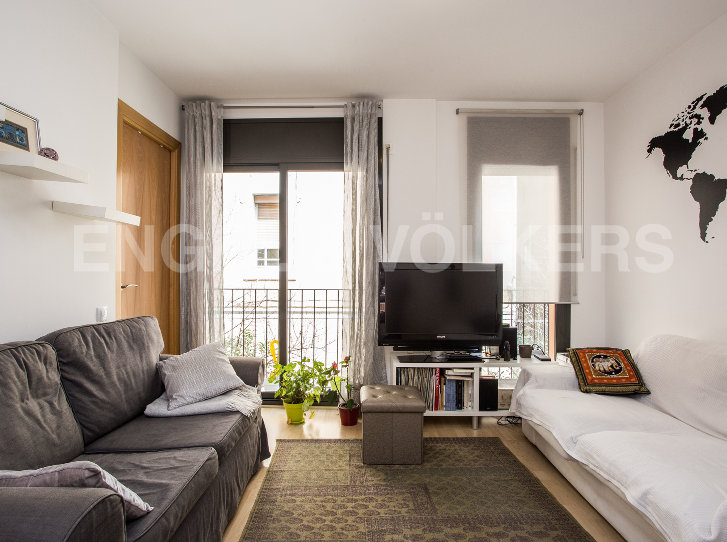 Elegant apartment with balcony in the heart of Gràcia, Barcelona: 2 bedrooms, contemporary comfort, and sophisticated urban style.