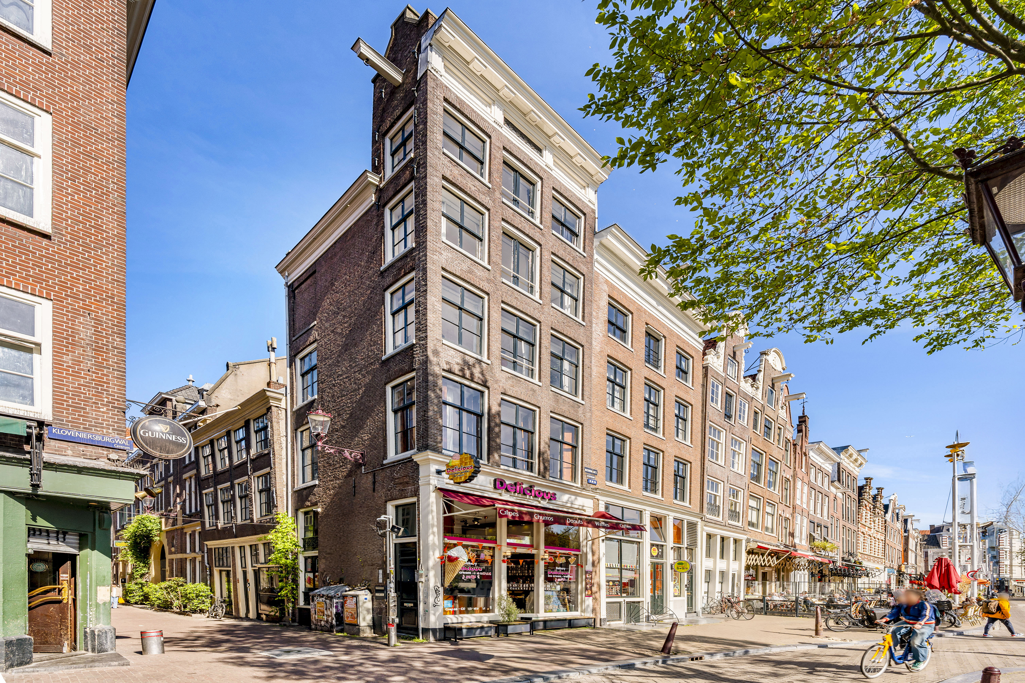 Characteristic monument comprising three apartments on the charming Barndesteeg, directly adjacent to Nieuwmarkt.