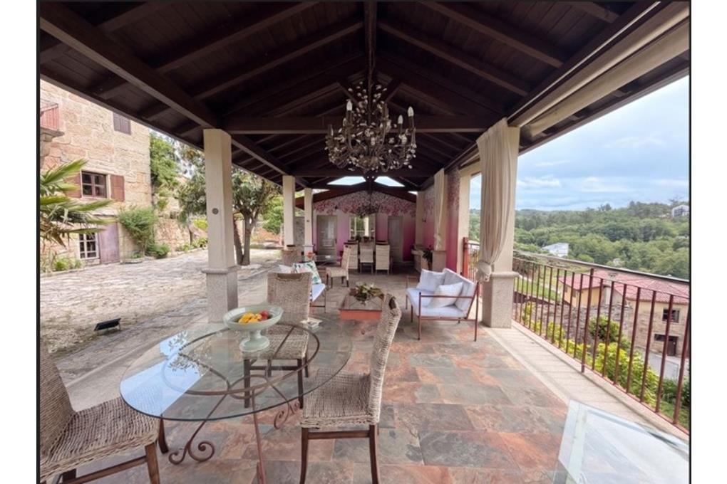 E&V sells an impressive stone boutique hotel, ready to operate, in Pereiro de Aguiar, Ourense
