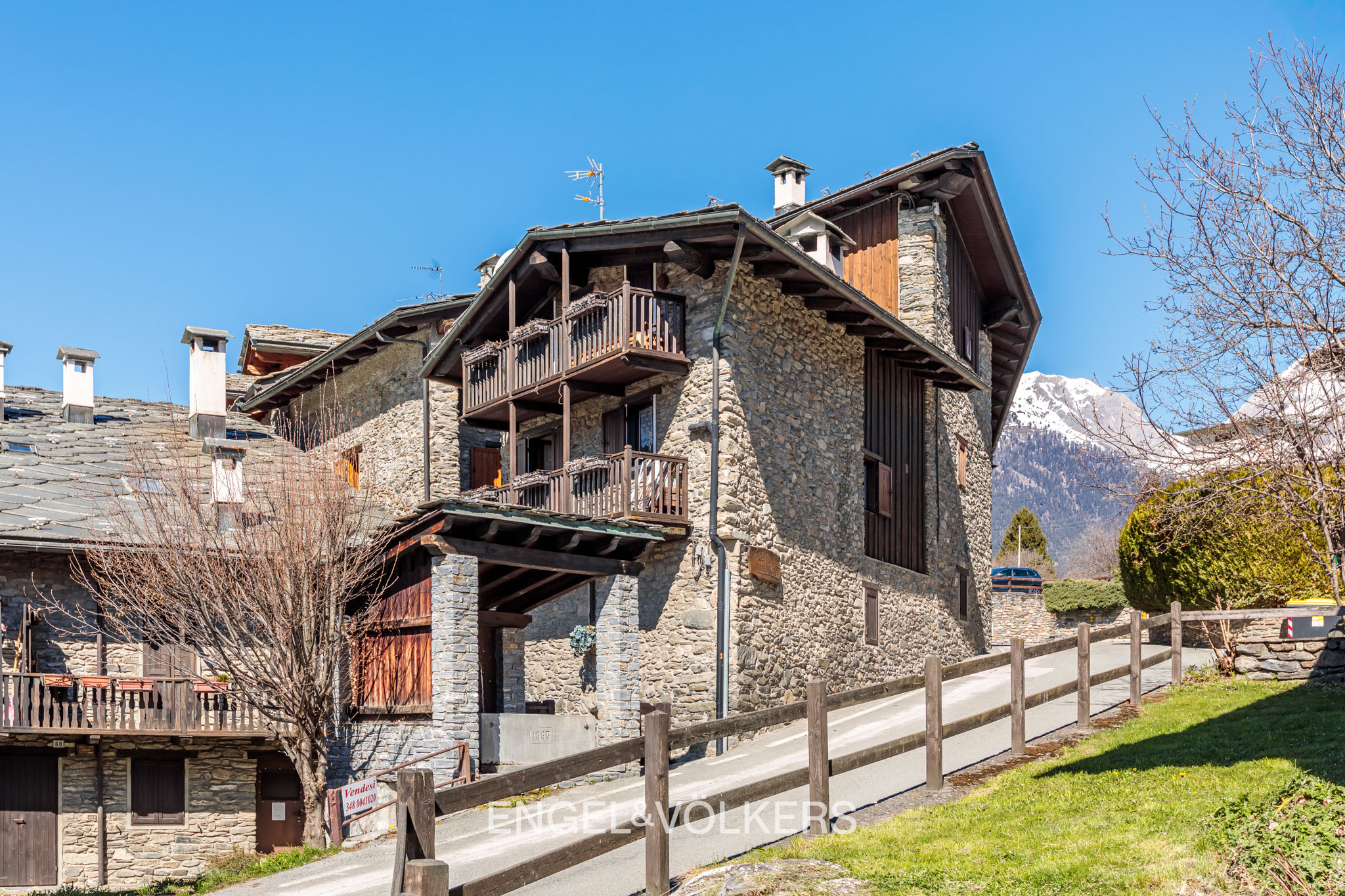 Legno, camino e vista: la vera casa di montagna