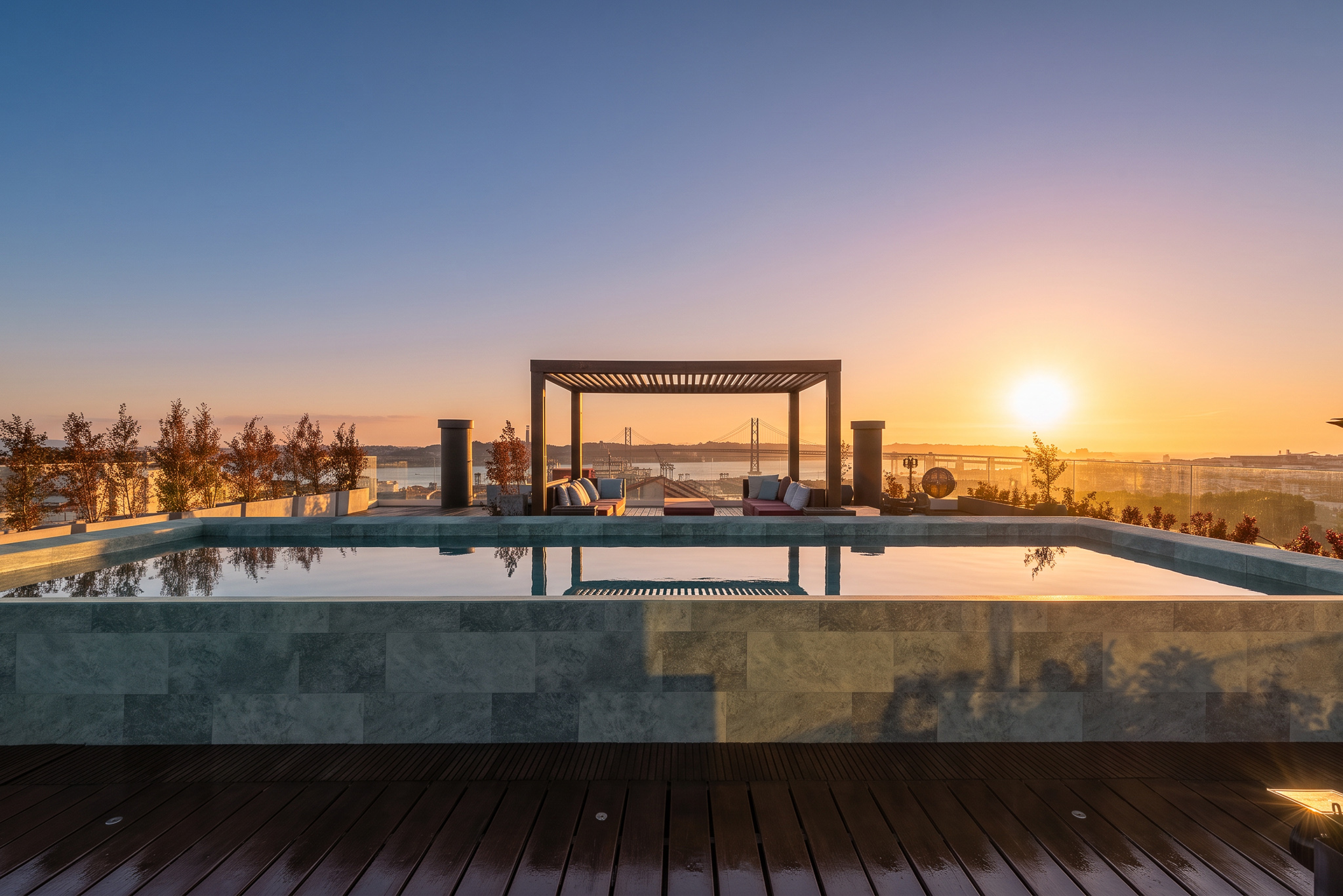 Penthouse in Lapa — Terrace with Private Pool and Views over the Tagus
