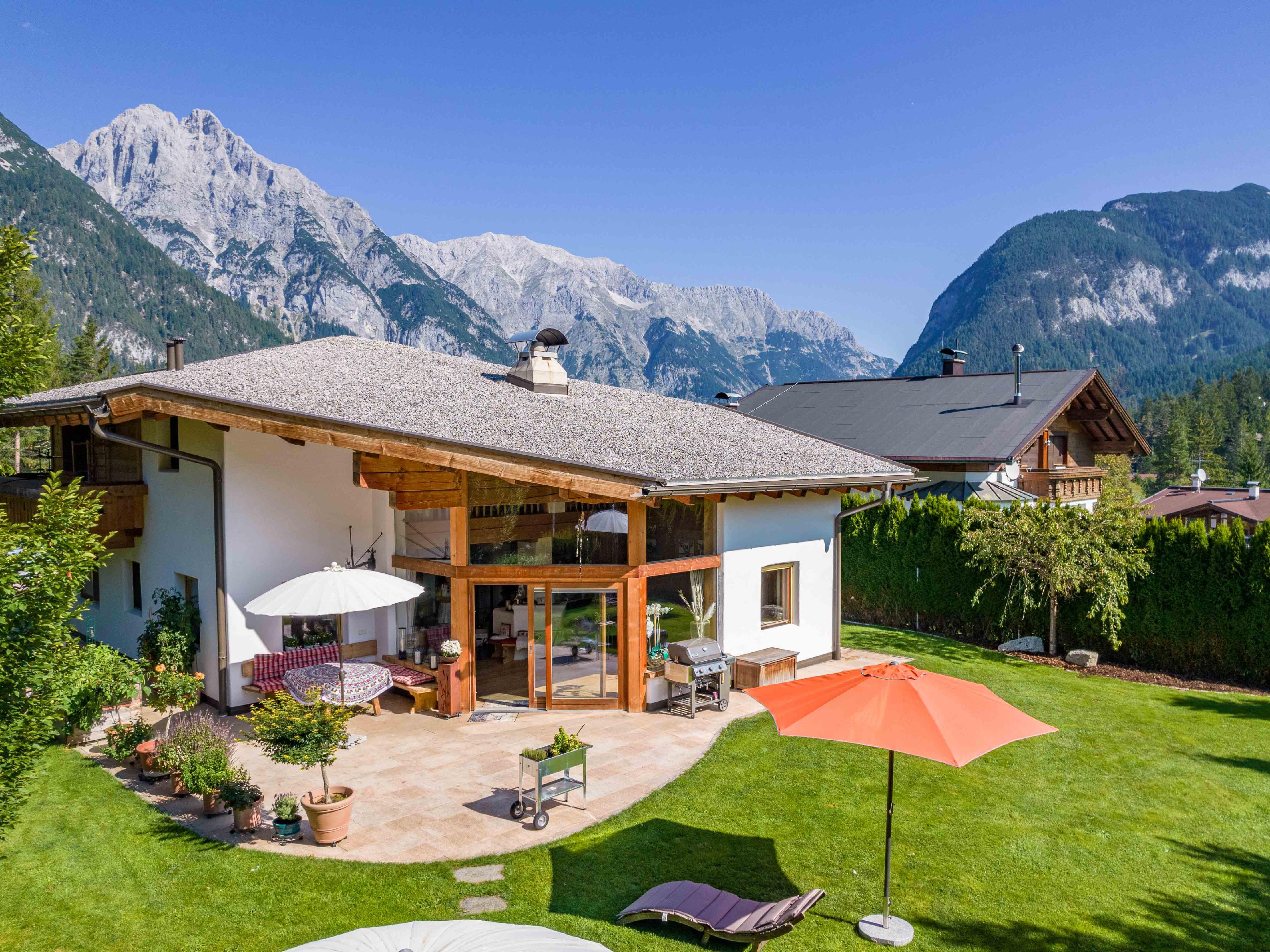Alpine Großzügigkeit trifft moderne Effizienz Landhaus mit uneinsehbarem Garten