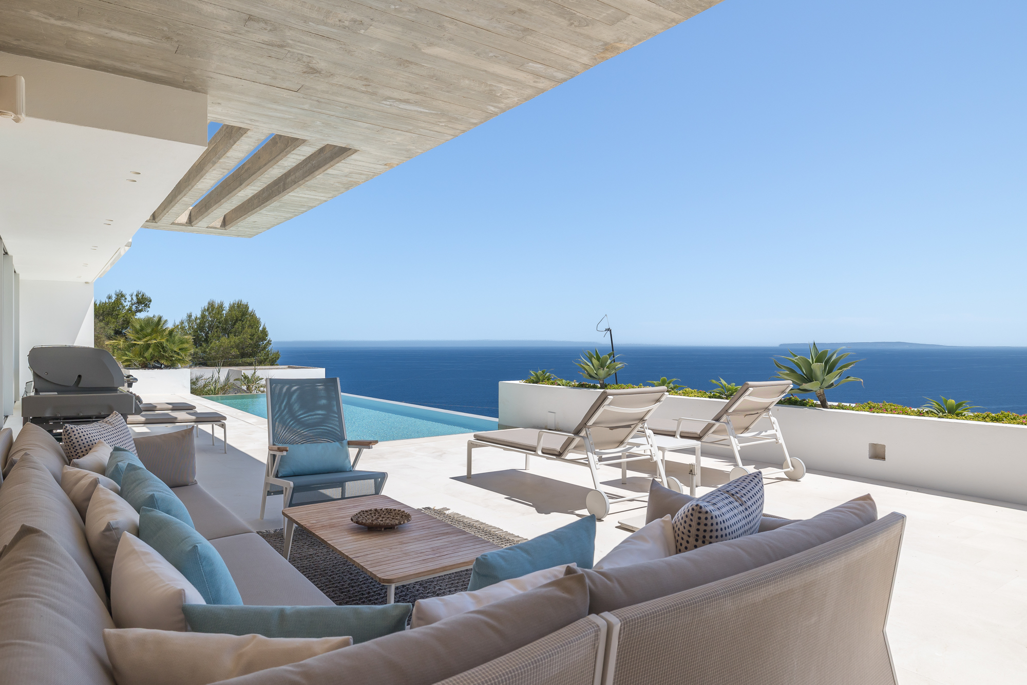 Contemporary villa with panoramic sea views in a prime location