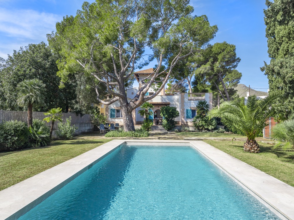 Exzellente Villa in Strandnähe mit grossem Pool und Garage