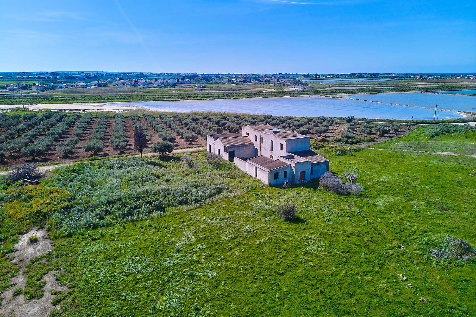 Property with unfinished work and olive grove