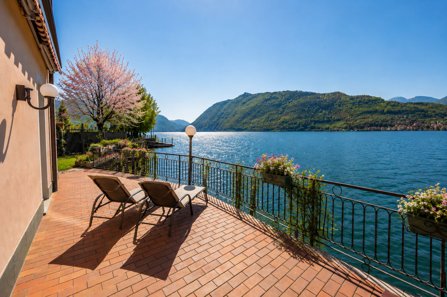 Exclusive pieds dans l'eau property in Sale Marasino