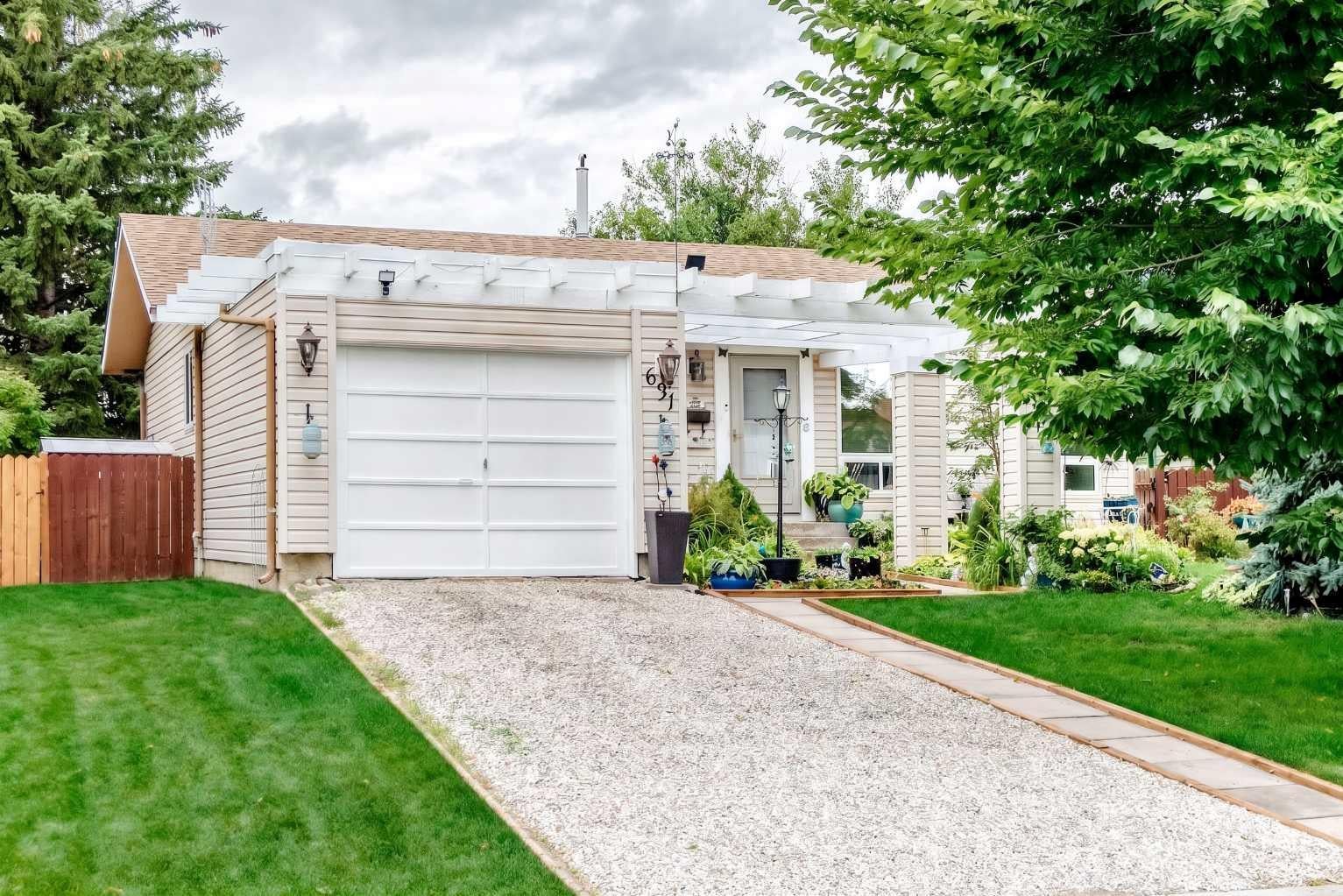 A PRIVATE GARDEN RETREAT BACKING ONTO PEACEFUL GREEN SPACE