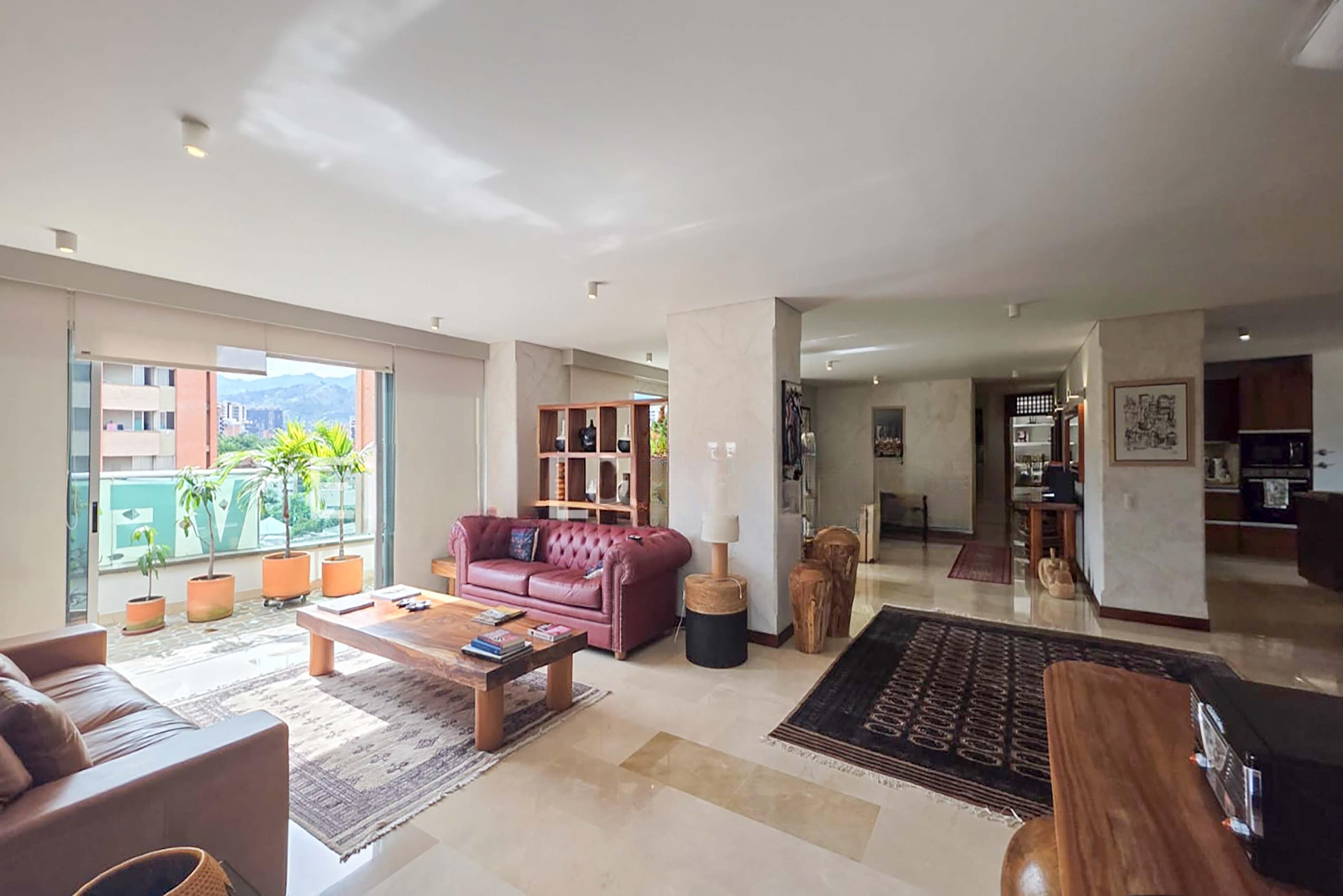 Apartamento con balcones y clubhouse para venta en Laureles