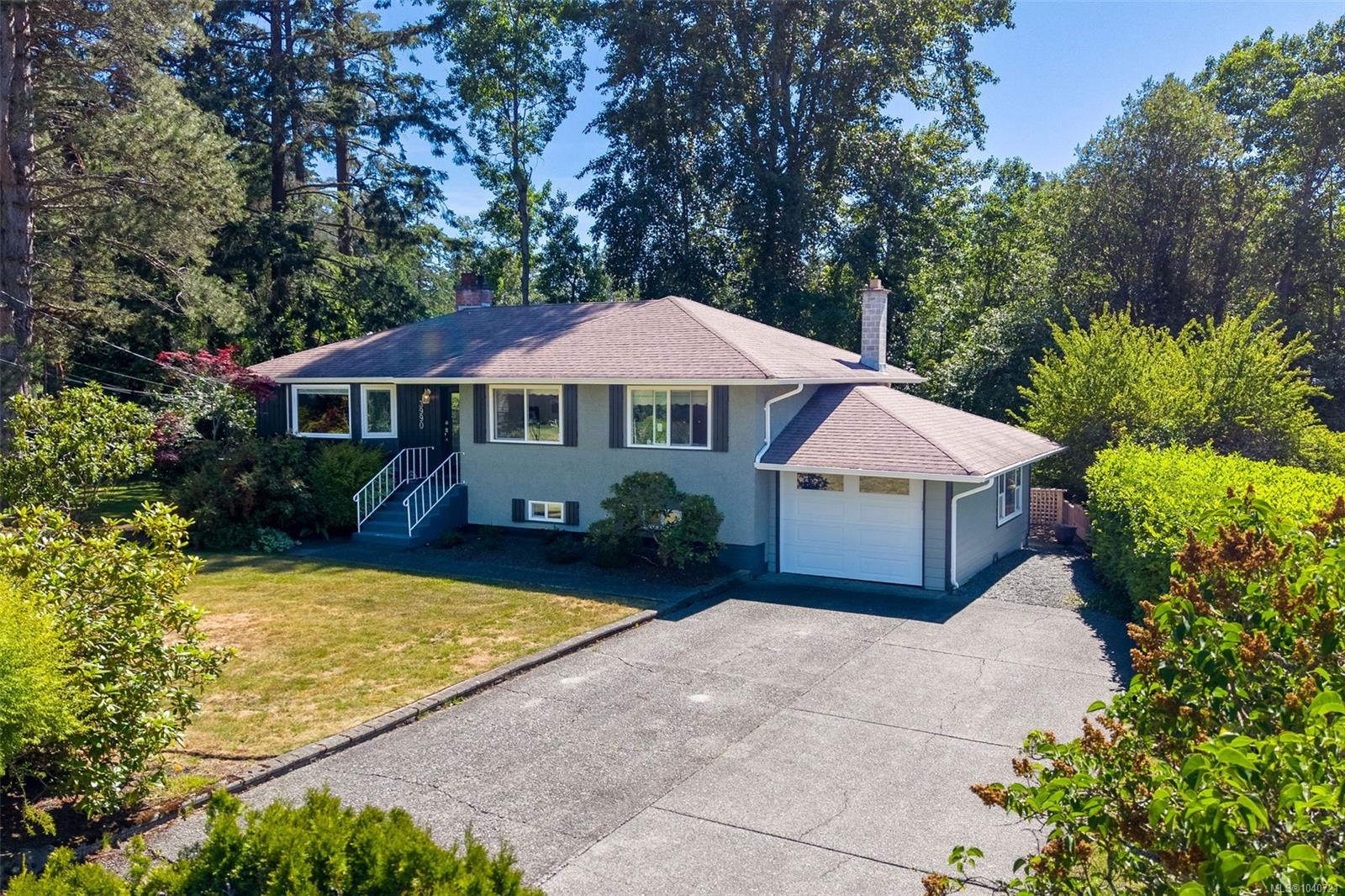 Well Maintained Family Home Near the University of Victoria