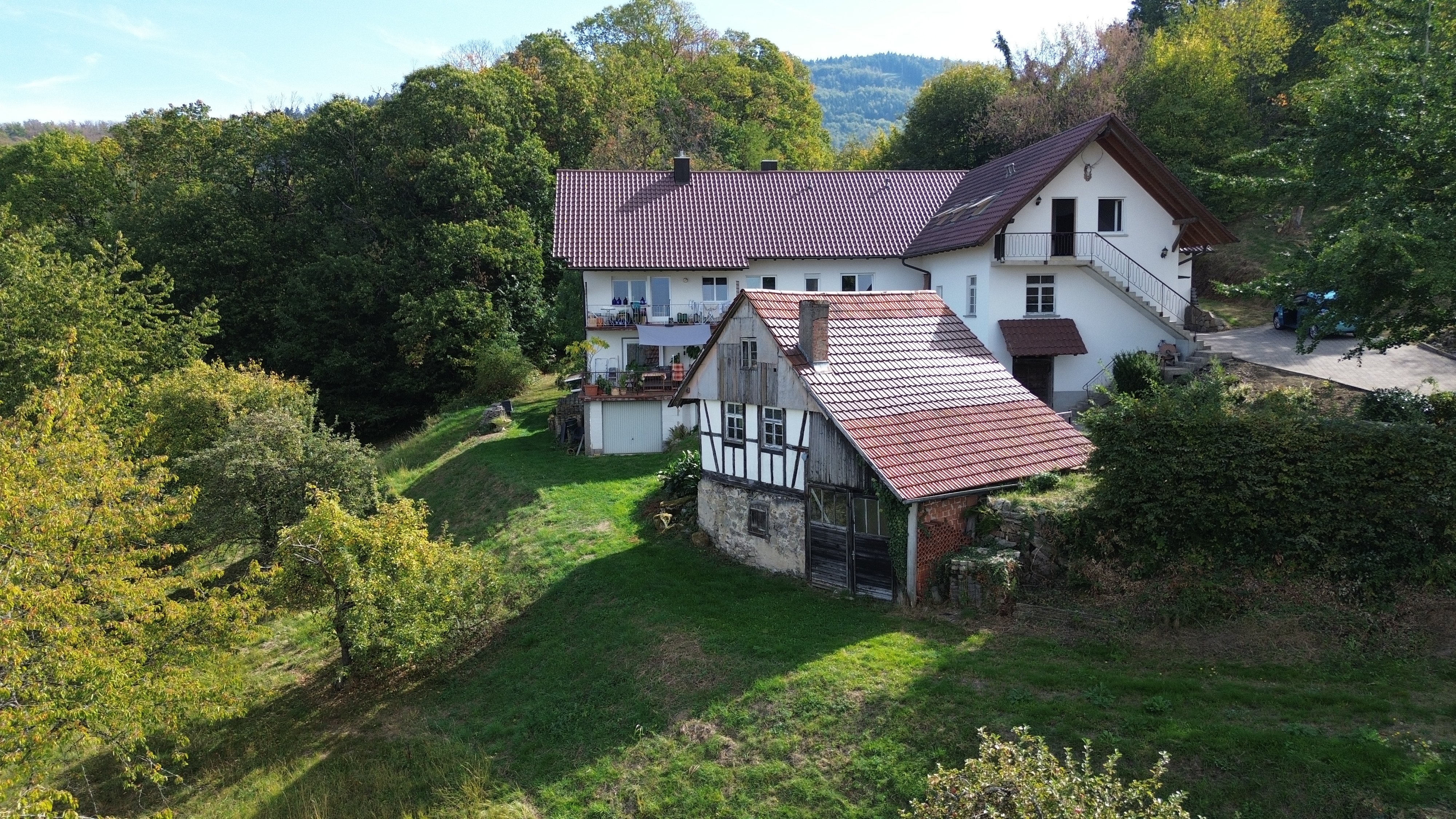 Weitläufiges Natur-Anwesen mit historischem Charme, Panoramablick und Ausbaupotenzial