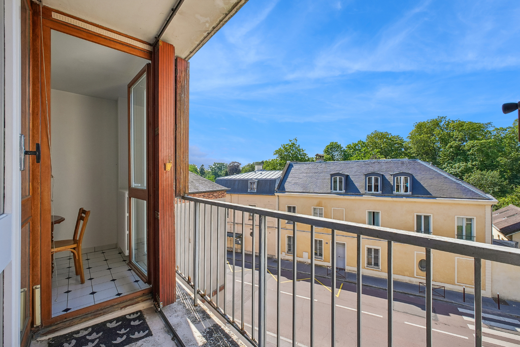 Versailles Montreuil – Renovierte Familienwohnung mit Balkon/Loggia ohne Gegenüber, Parkplatz und großem Potenzial