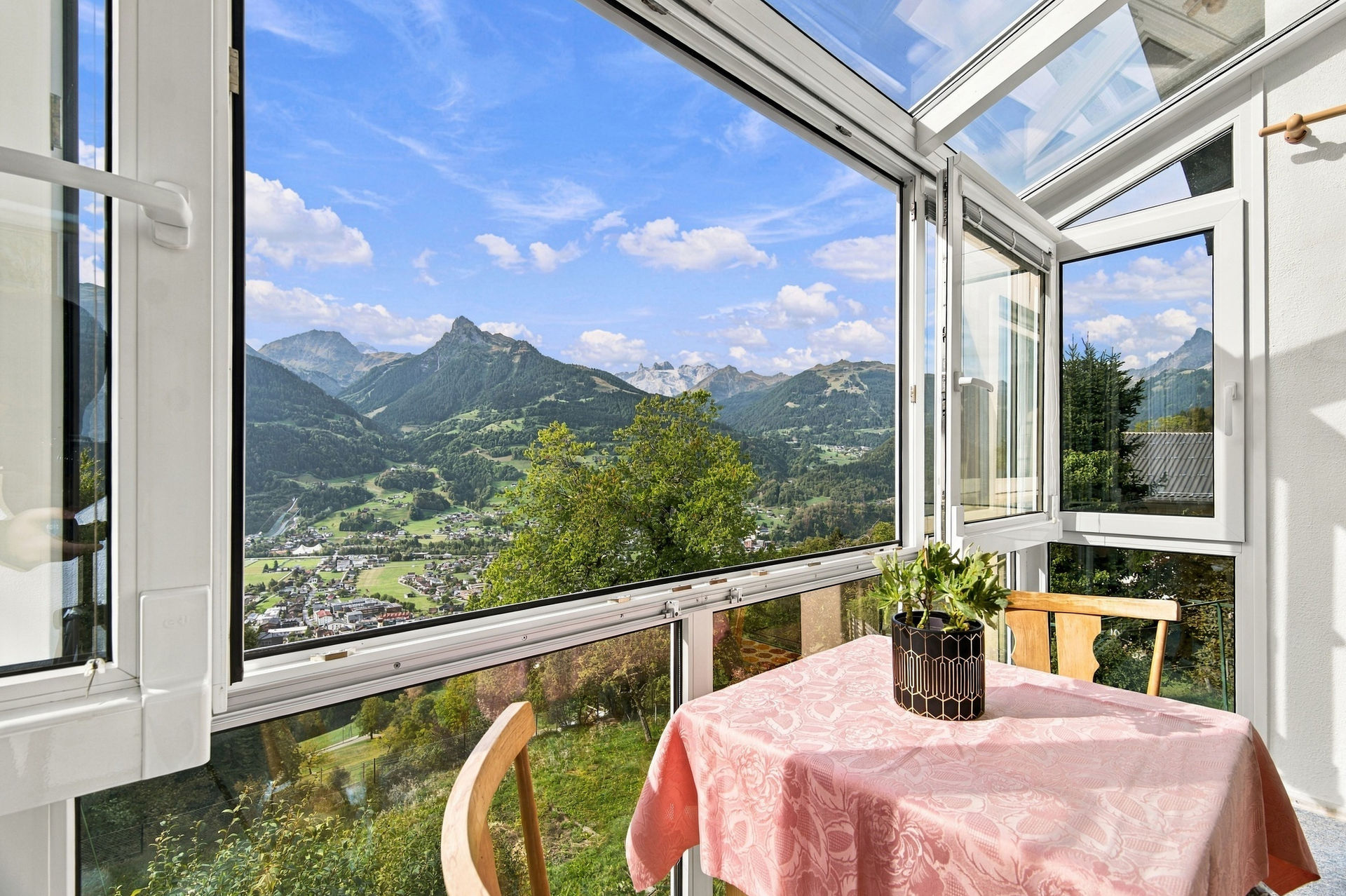 Alpines Refugium mit Bergblick, Terrasse und großem Gestaltungspotenzial als Hauptwohnsitz