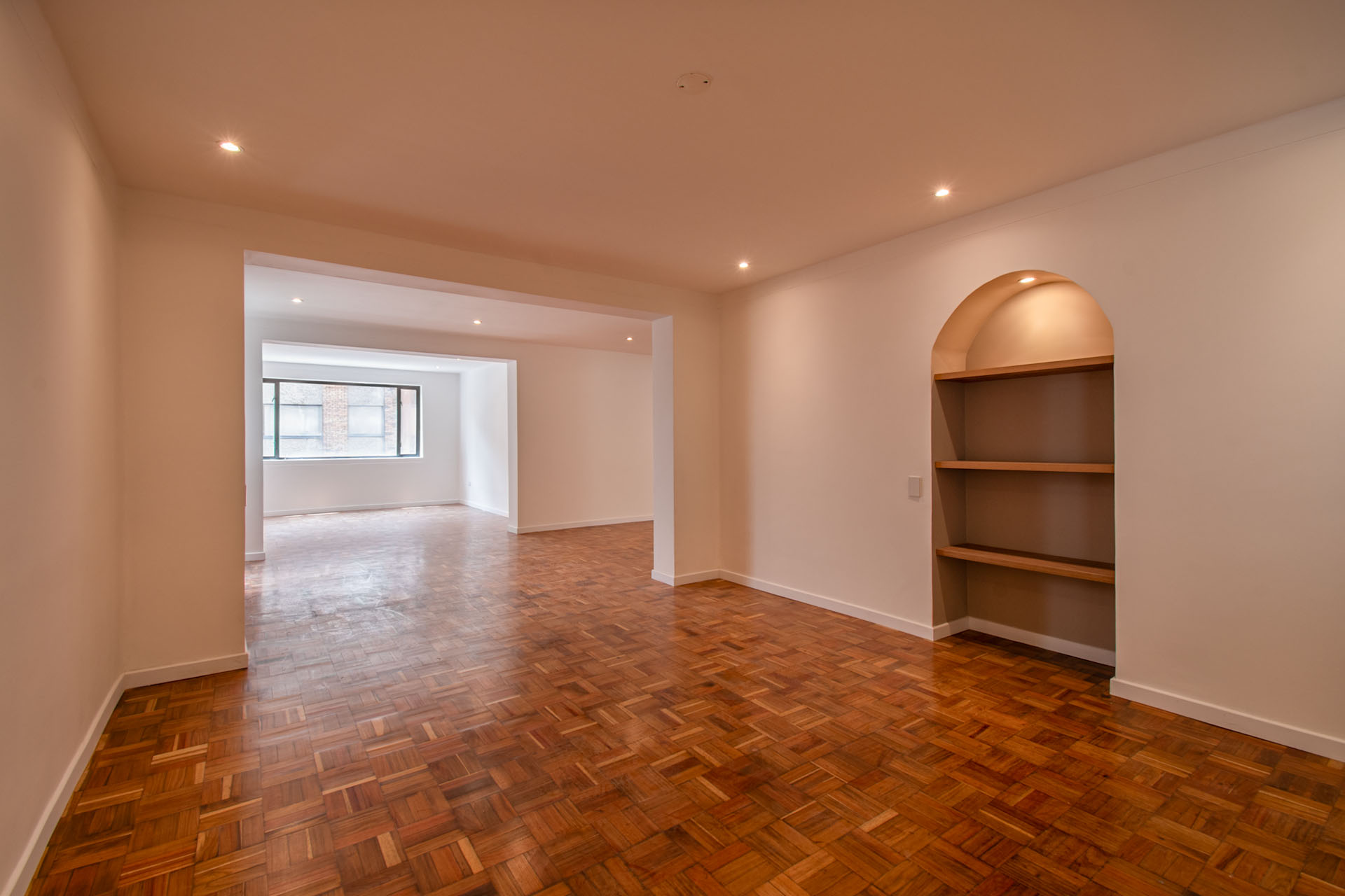 Apartamento remodelado con terraza para venta en Rosales