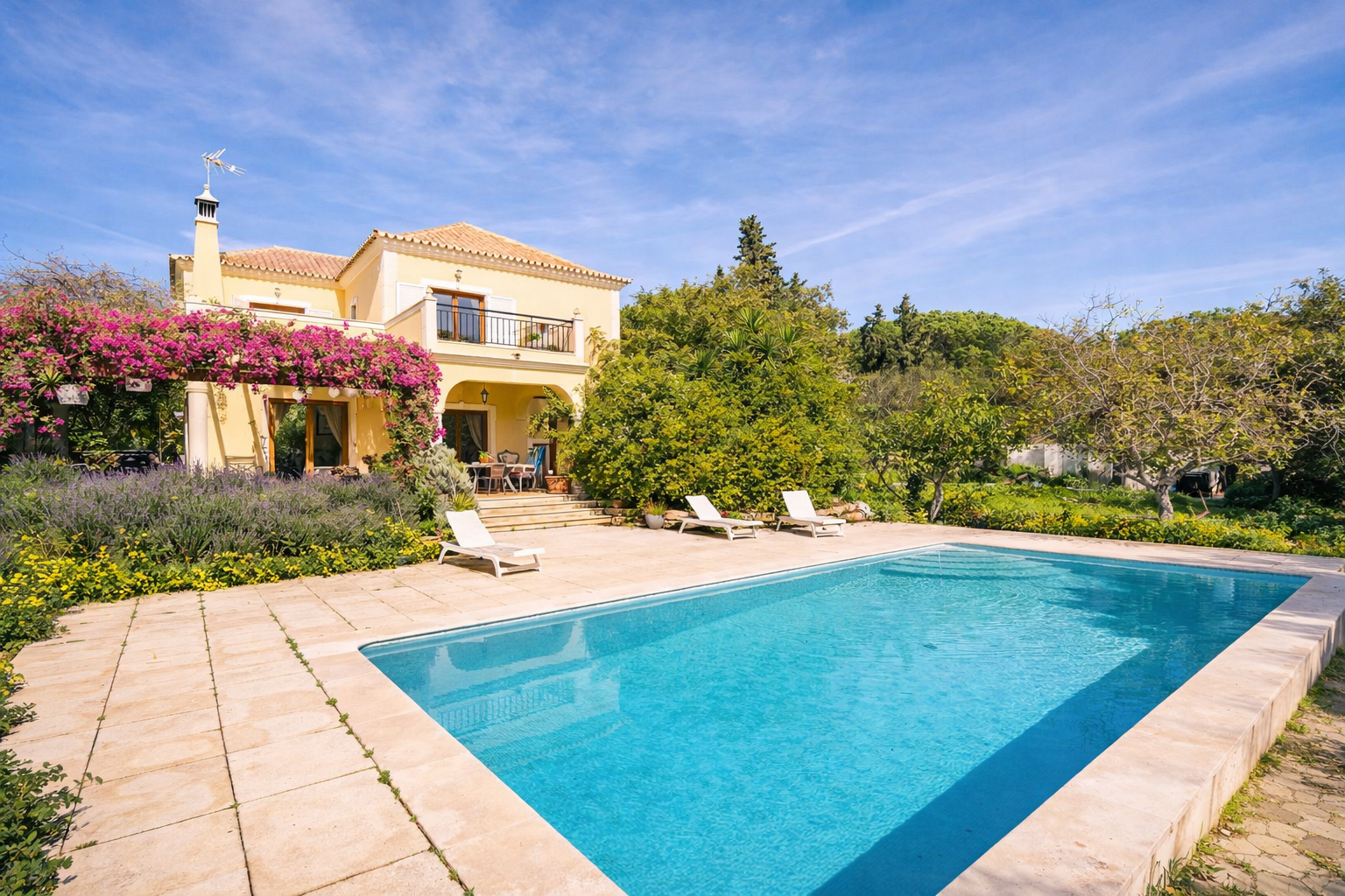 Charming Villa with Stunning Views and Versatile Spaces on a Spacious 1ha Plot