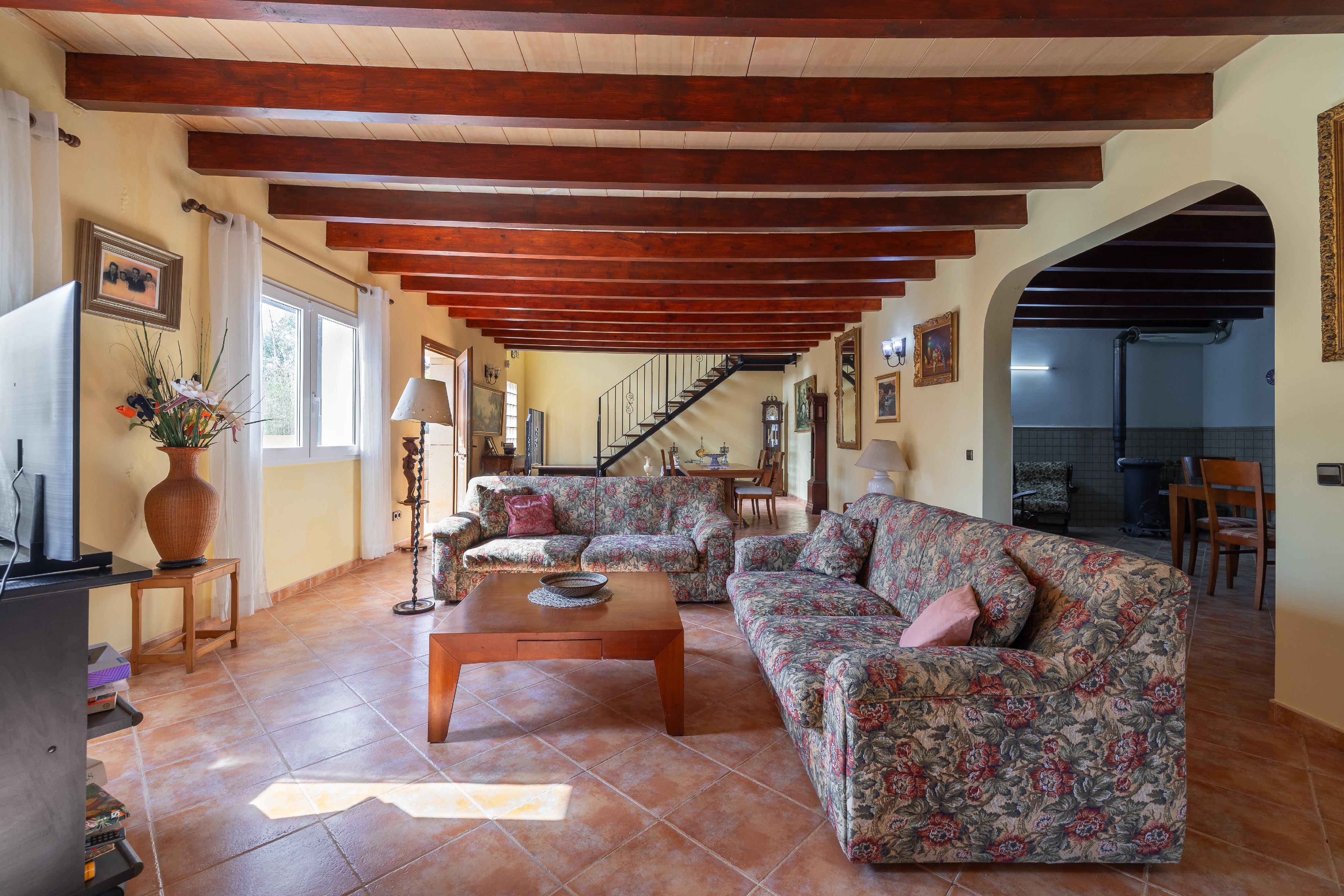 Self-sufficient country house with beautiful garden area