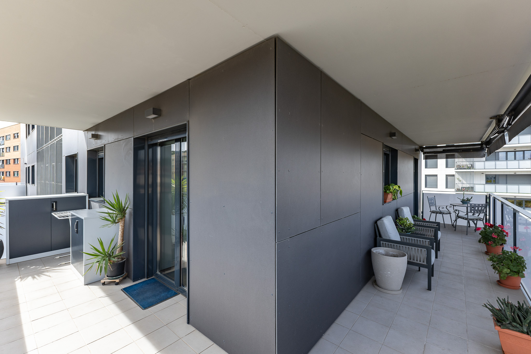 Natural light, space, comfort with balcony, panoramic terrace and parking space