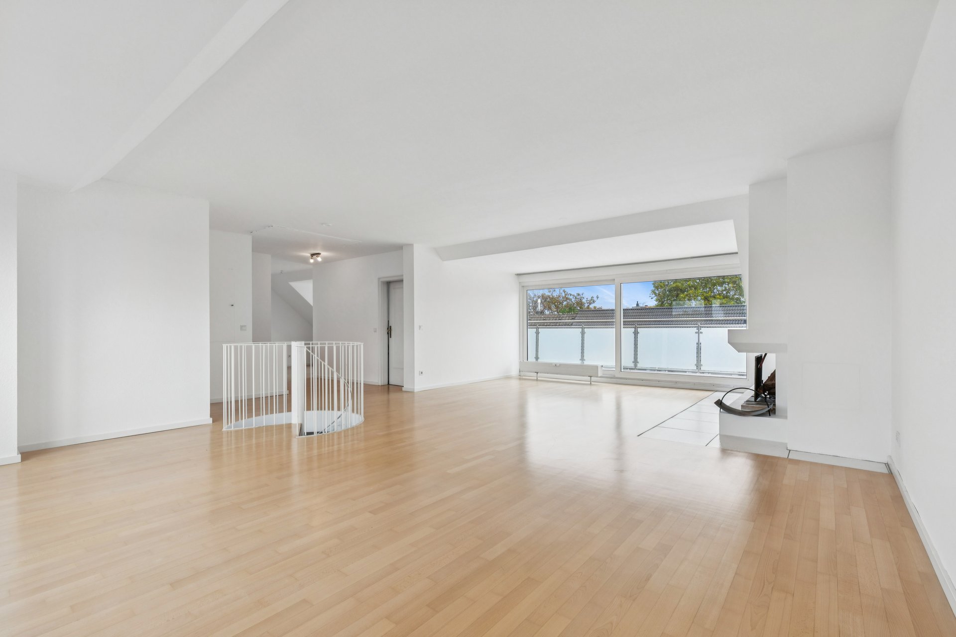 Light-filled maisonette with spacious balcony in the sought-after Cologne-Lindenthal area
