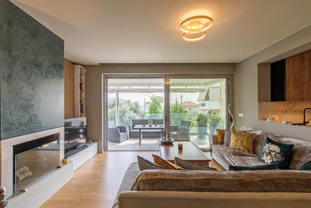 Modern furnished floor apartment