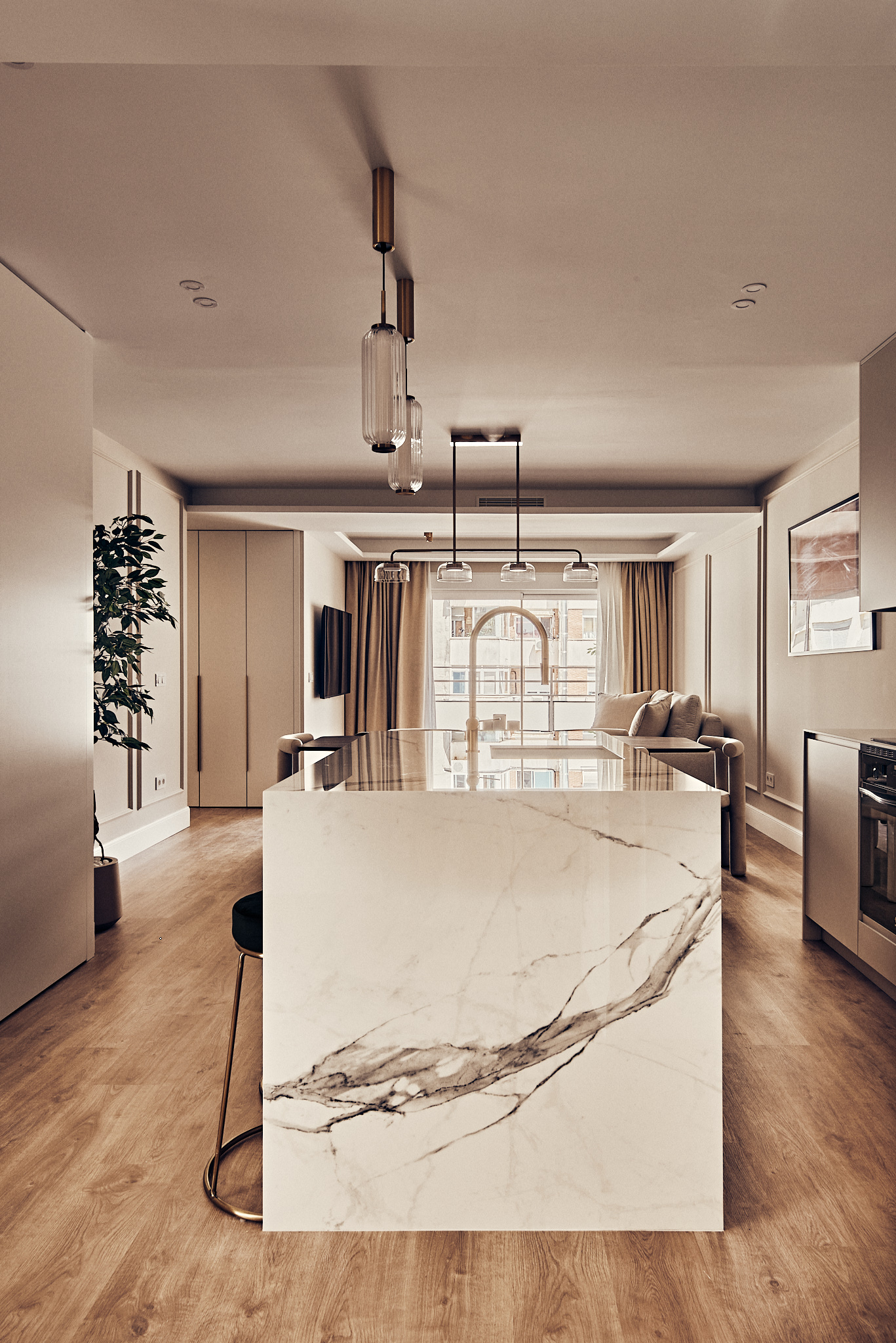Renovated 4-bedroom property with garage near Olavide