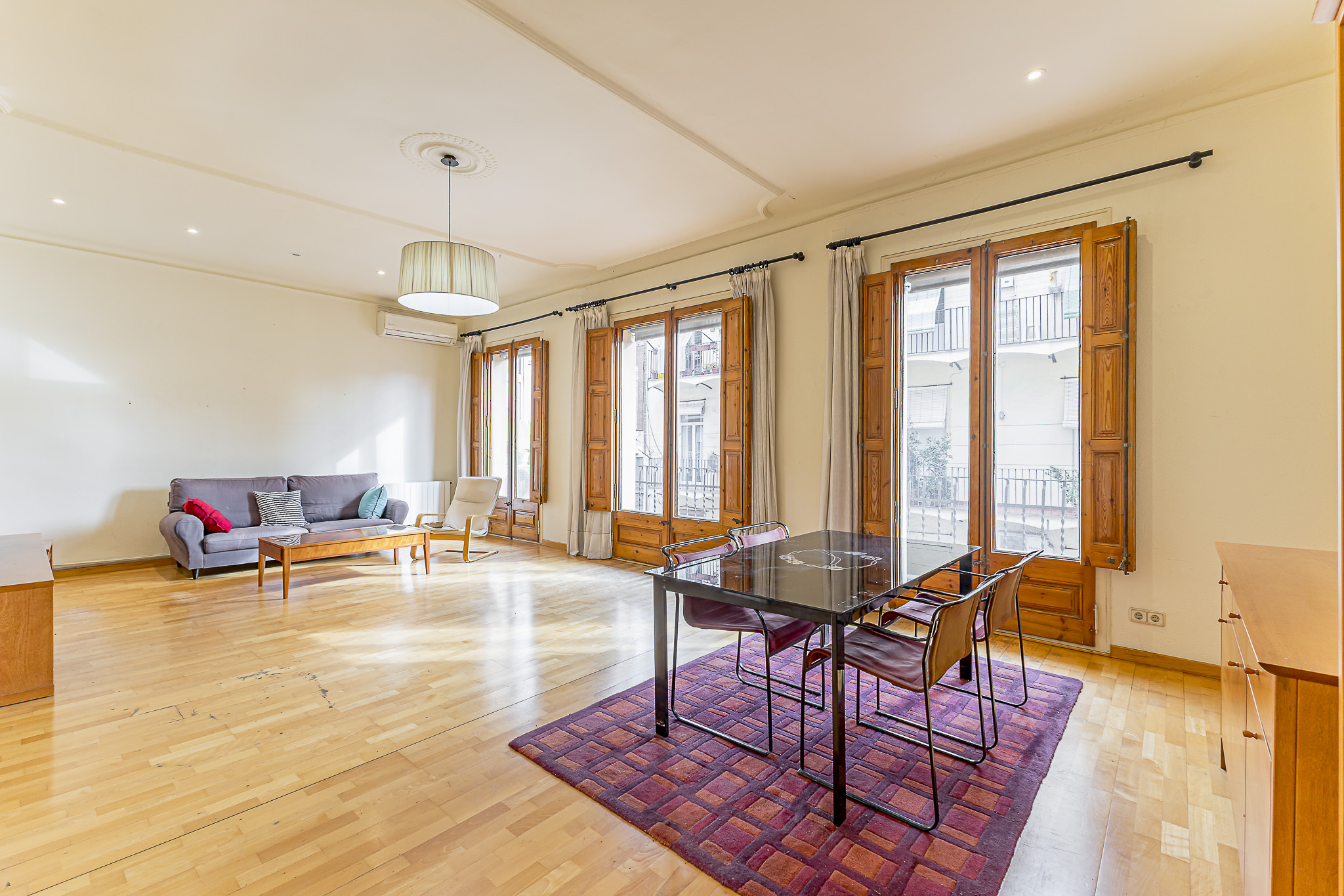 Magnificent property with a terrace in a classic building (finca regia) in l'Eixample Esquerra