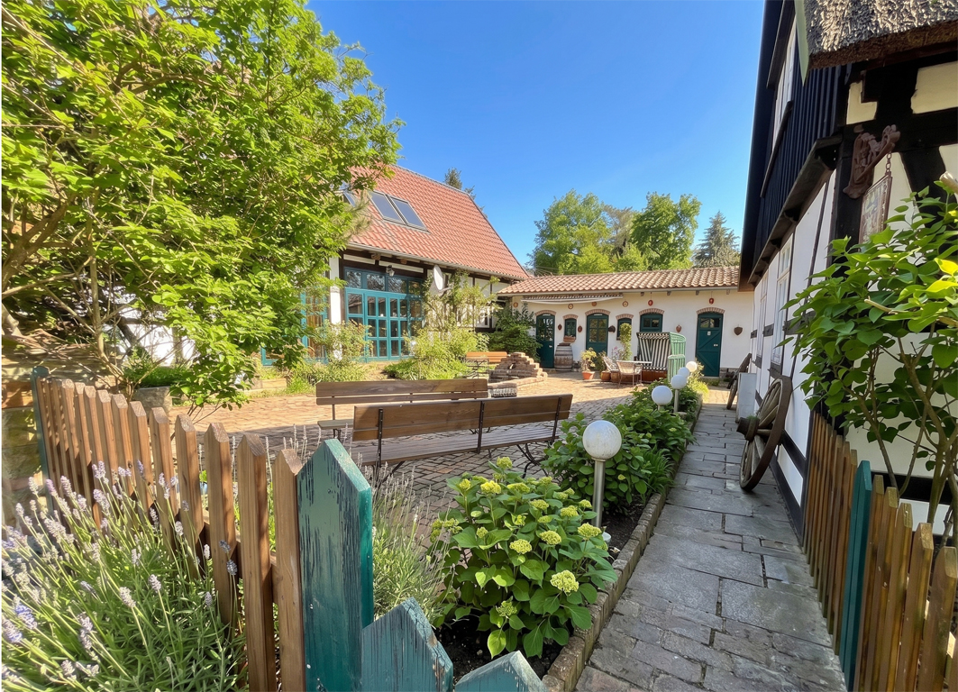 Historischer Charme: Wohn- & Ferienhaus unter Reet mit Raum zur Entfaltung