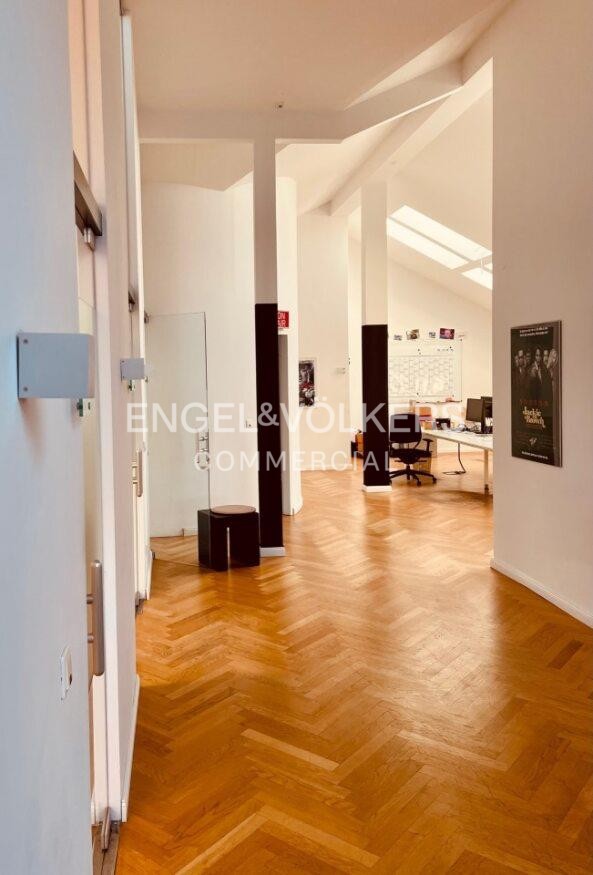 Ihr neues Büro gegenüber dem kleinen Tiergarten