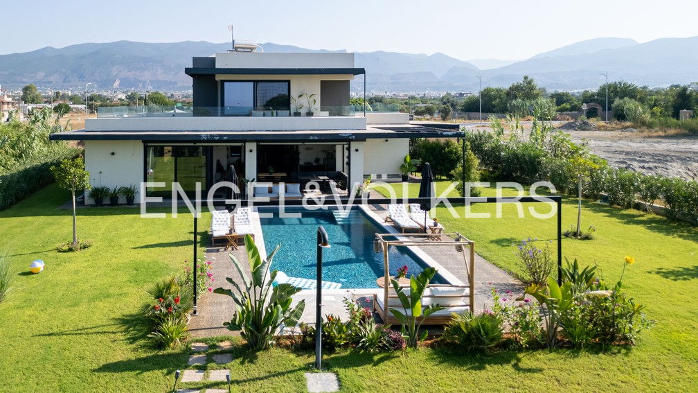 Stunning seafront luxury villa in Kalamata