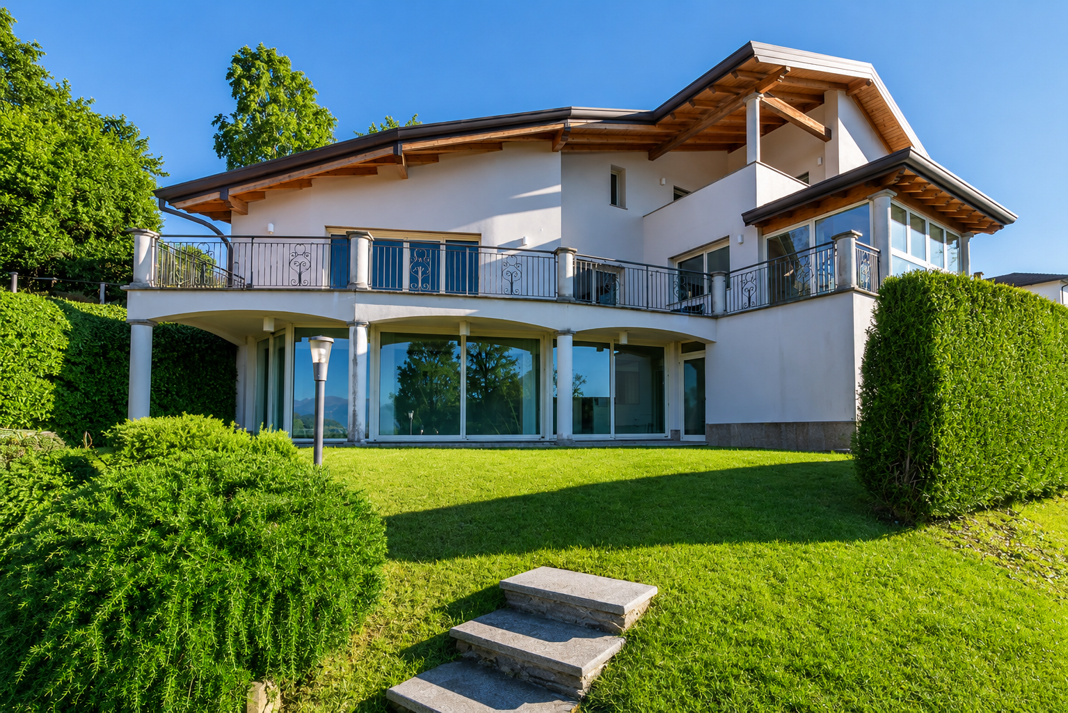 Exclusive villa overlooking the valley, with a spectacular indoor pool and a high-tech soul