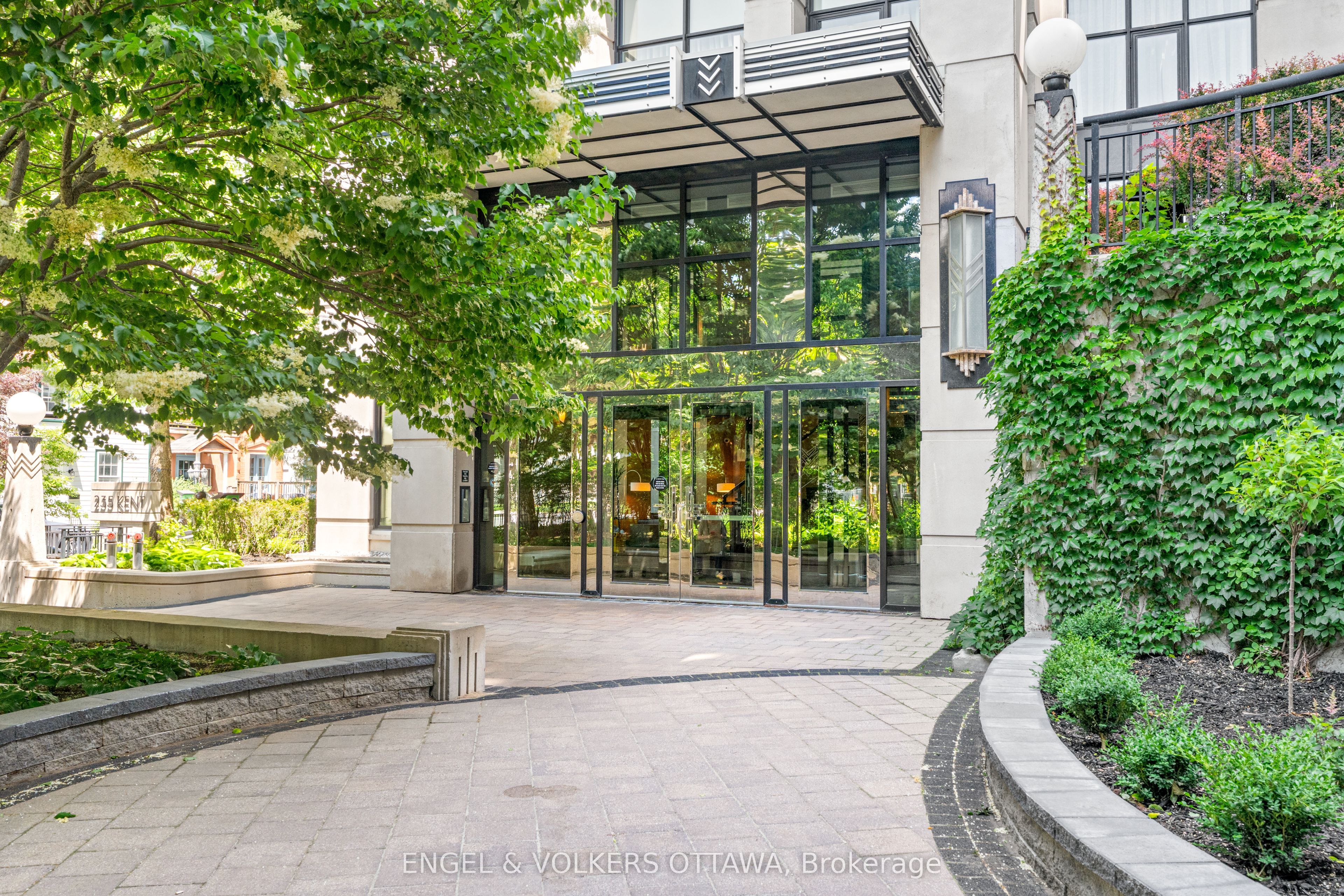 Executive 2 bedroom corner unit at Hudson Park!
