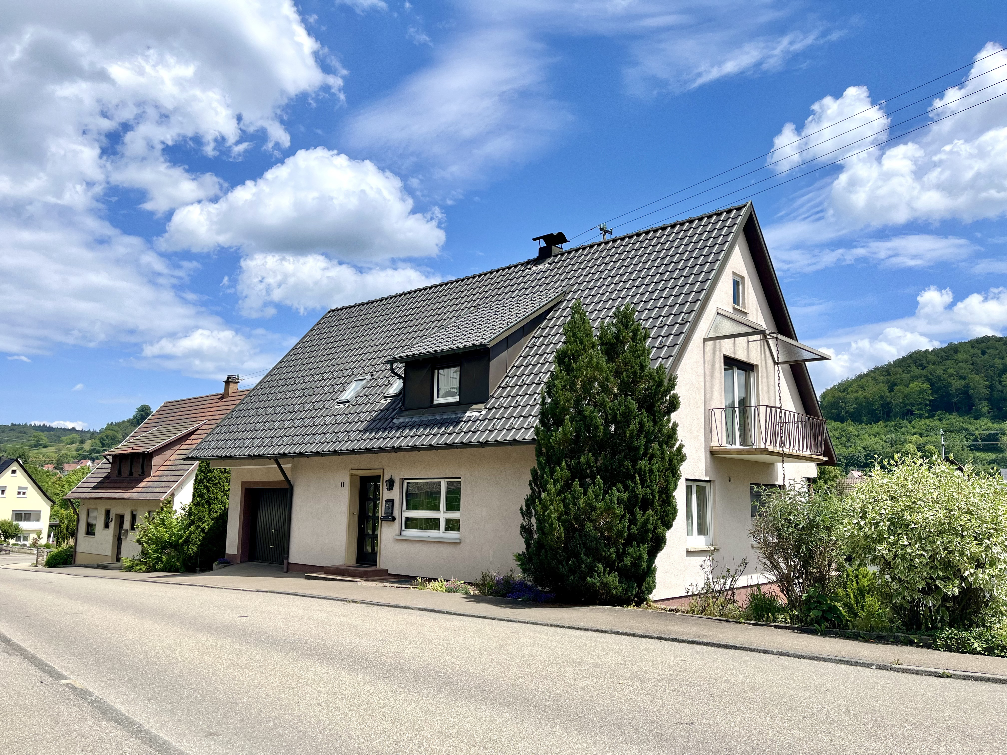 Einfamilienhaus auf drei Ebenen mit neuem Dach (2010), Garage und zwei Balkonen