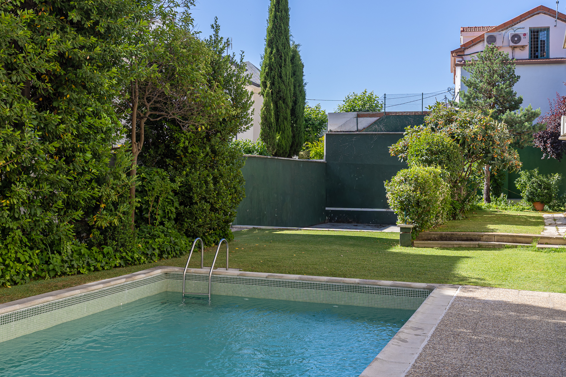 Wonderful apartment with spacious common areas, pool, garage and storage room in Hispanoamerica