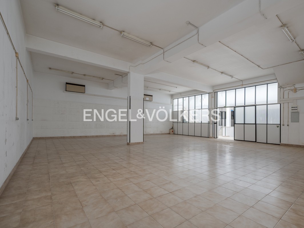 Commercial Space with Warehouse and Office in Lumiar