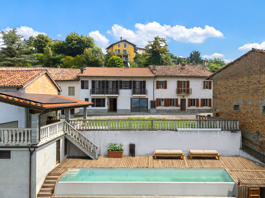 Panorama-Komplex mit Pool auf einem Hügel
