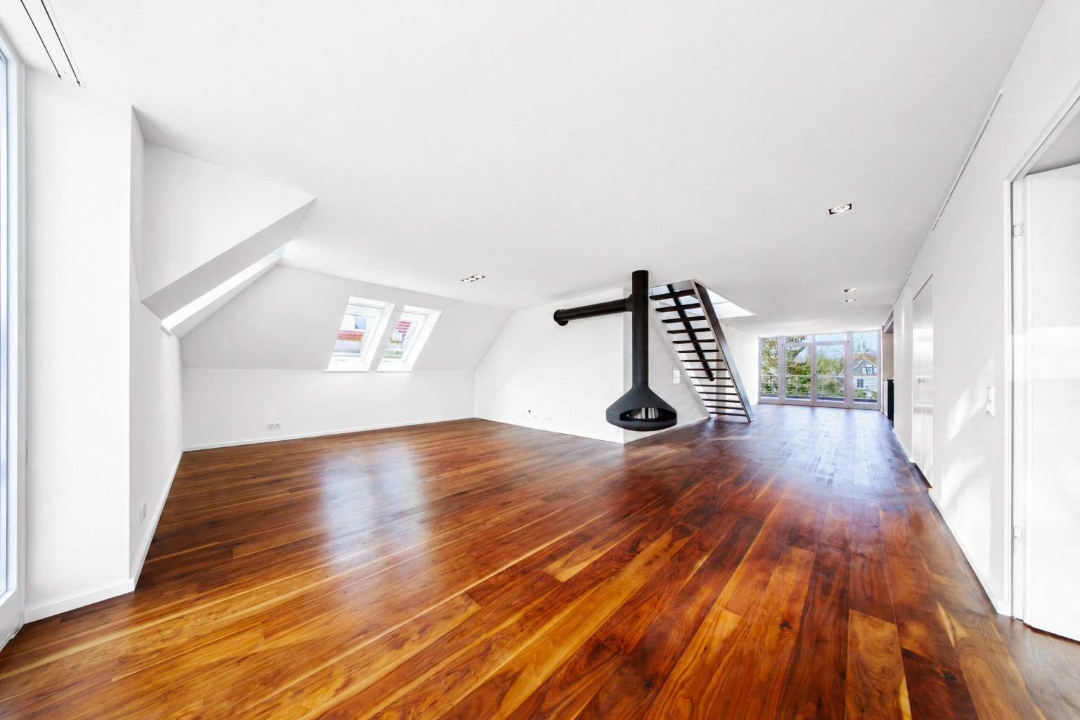 Wohnen mit Charakter: Hochwertiges
5-Zimmer-Maisonette-Loft nahe der Waitzstraße