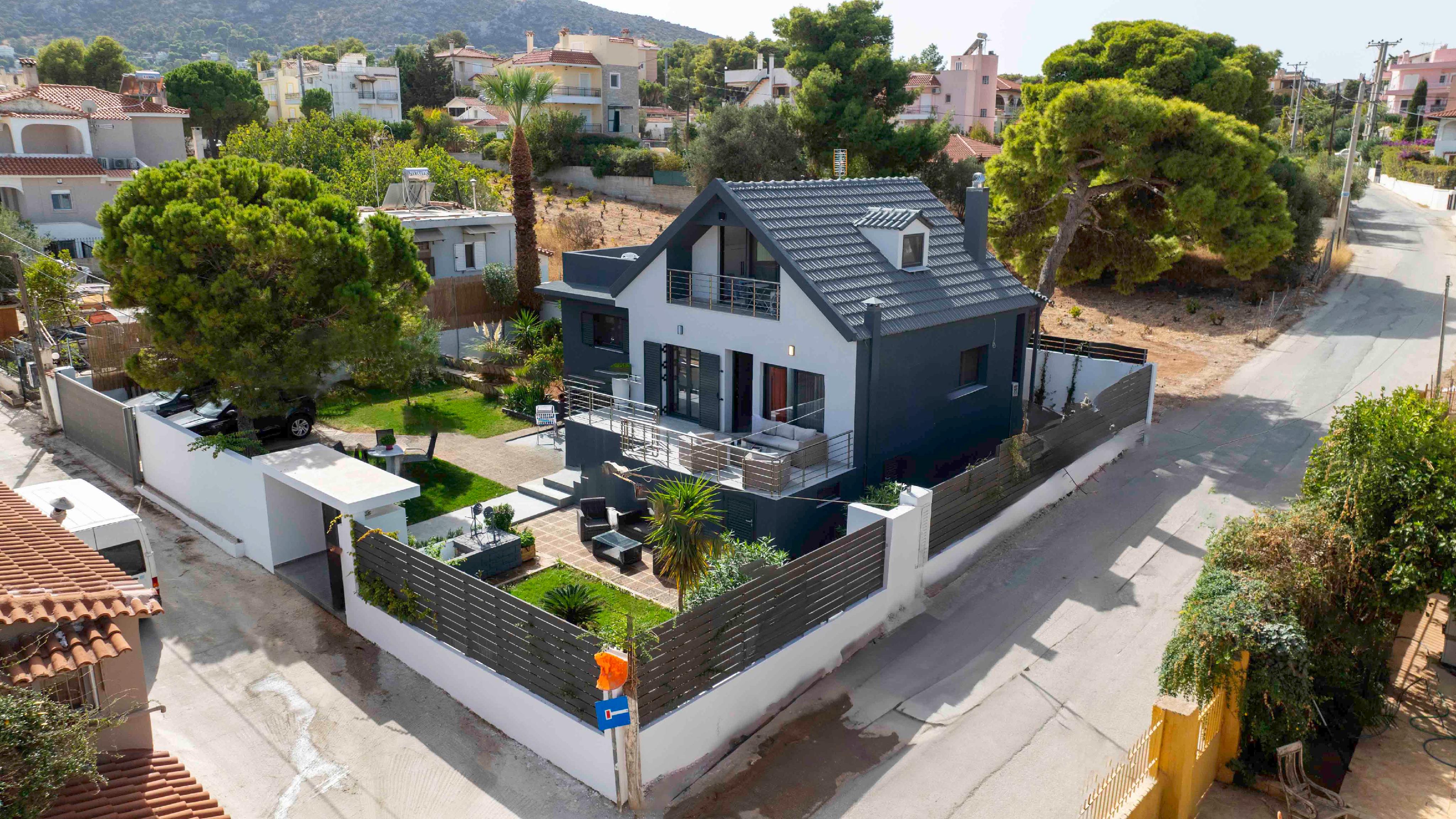 Beautiful house with large garden in Porto Rafti