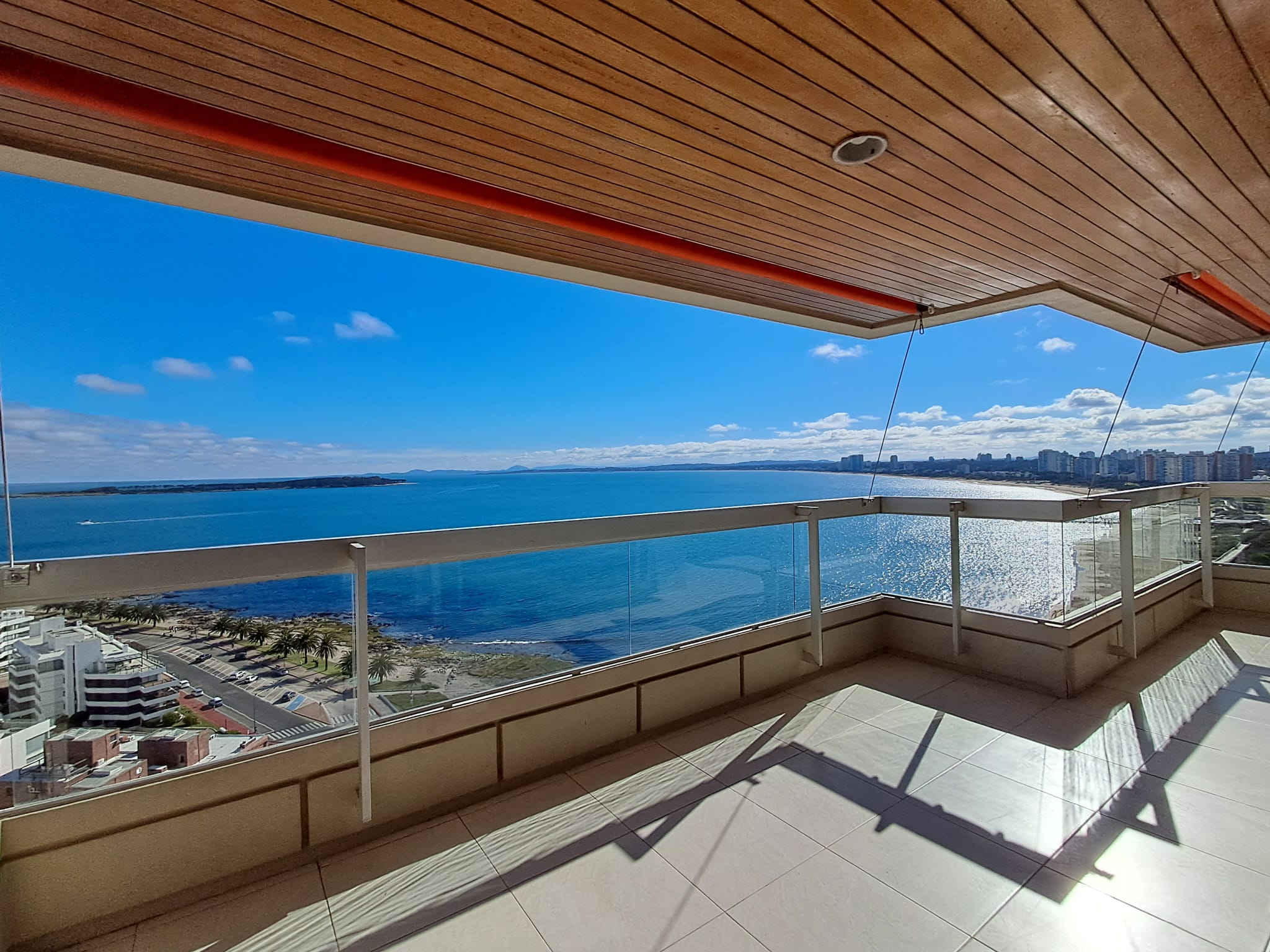 Renovated 4-bedroom apartment on the Peninsula with sea view and grill